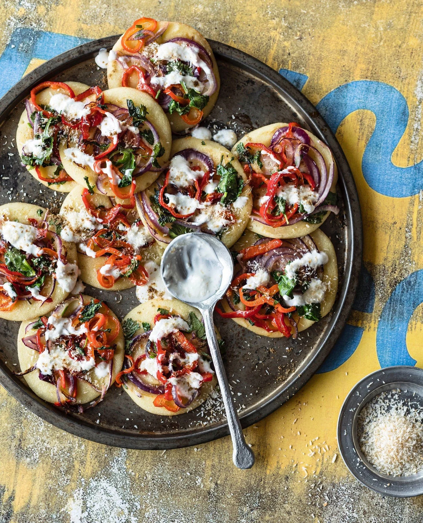 Kennst du Uttapam? Die kleinen herzhaften Pfannkuchen werden in Indien gerne zum Fr&uuml;hst&uuml;ck gegessen. Mein Rezept ist eine schnelle Abk&uuml;rzung des traditionellen Rezepts, denn es kommt ohne die aufw&auml;ndige, mehrt&auml;gige Fermentati
