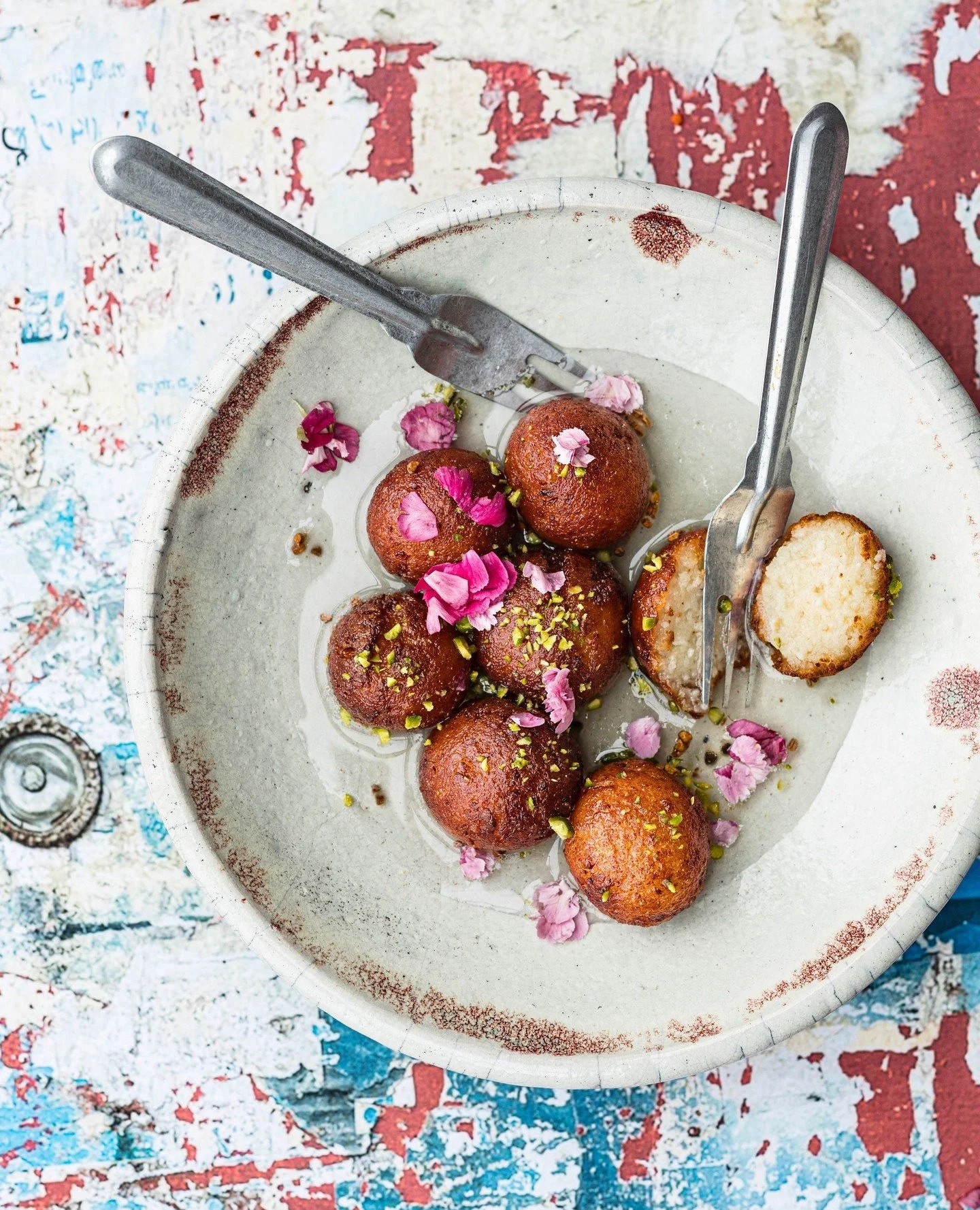 Jetzt wird's s&uuml;&szlig; - aber nicht zu s&uuml;&szlig;, denn ich hab die Zuckermenge an unseren Geschmack angepasst, sprich stark reduziert. S&uuml;&szlig; sind die kleinen, frittierten Teigkugel, die in aromatisiertem Zuckersirup getr&auml;nkt w