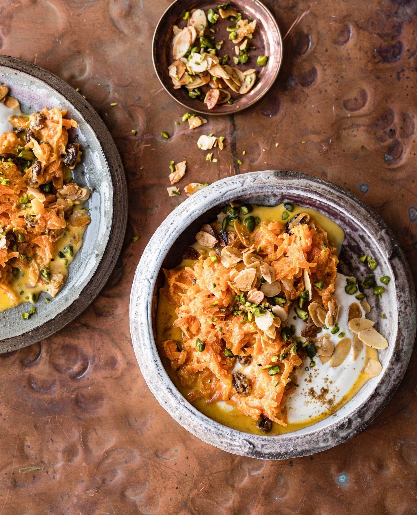 Kennst du Karotten-Halwa? Das s&uuml;&szlig;e Gajar Ka Halwa stammt aus Nordindien. Es ist vor allem in den Wintermonaten sehr beliebt und wird dort auch an Stra&szlig;enst&auml;nden aus gro&szlig;en T&ouml;pfen heraus verkauft. Es duftet nach Kardam