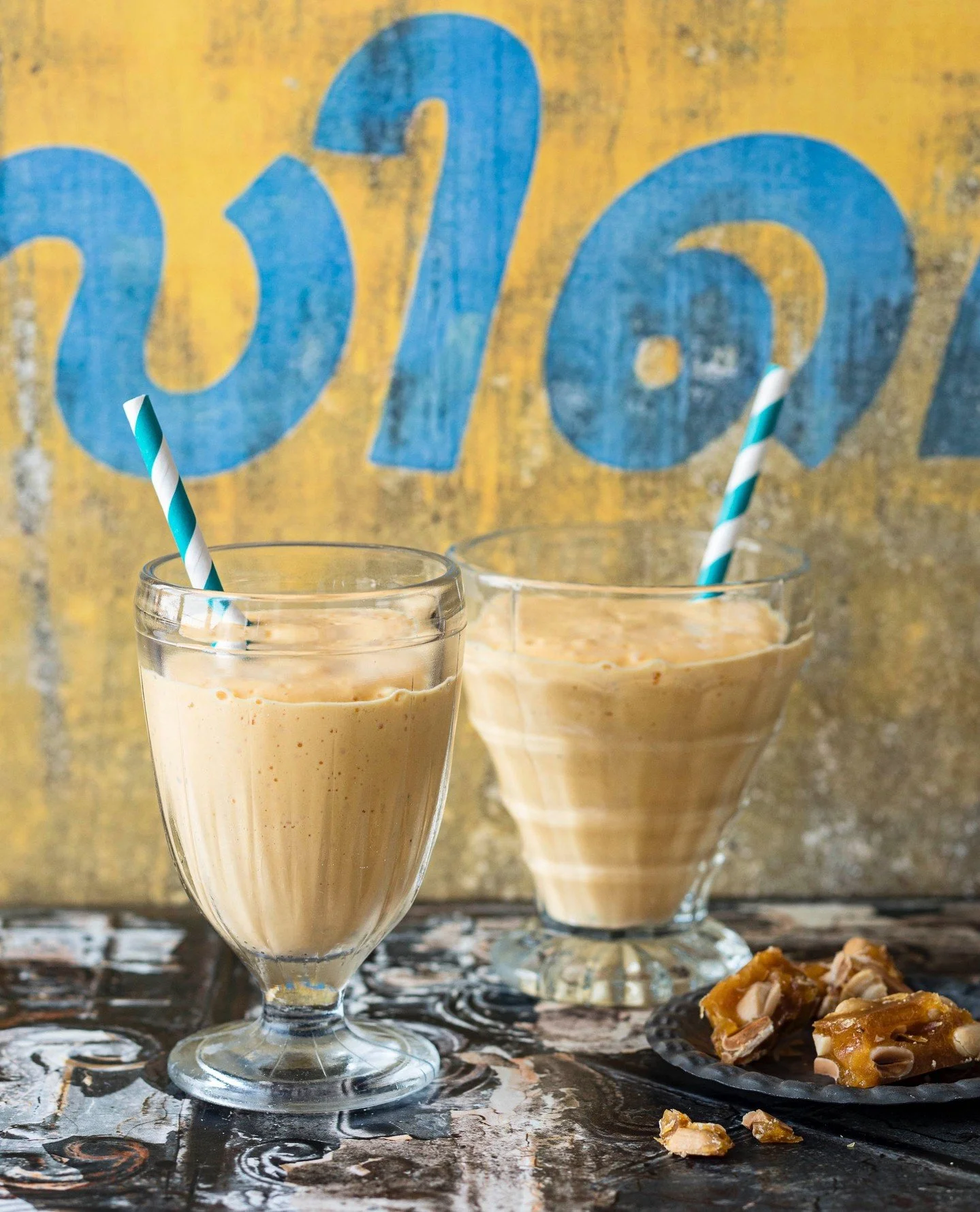 Mango-Lassi - wer mag den cremigen, fruchtigen Joghurtdrink nicht? Seit meiner Indienreise kann ich gar nicht genug davon kriegen. Der erfrischende Drink ist schnell gemixt, bei mir kommt eine ordentliche Menge an gr&uuml;nem Kardamom hinein. Wie mag