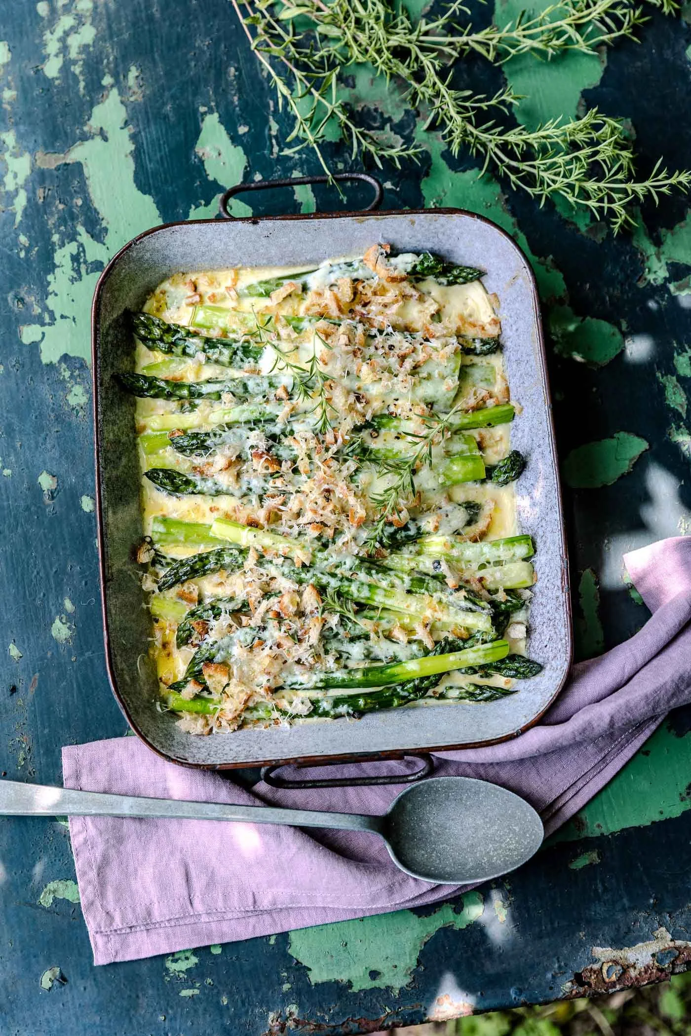 spargelgratin-meine-gruene-franzoesische-bistrotkueche-rezepte-veggielicious-food-fotografie-7853-dt-hoch.jpg