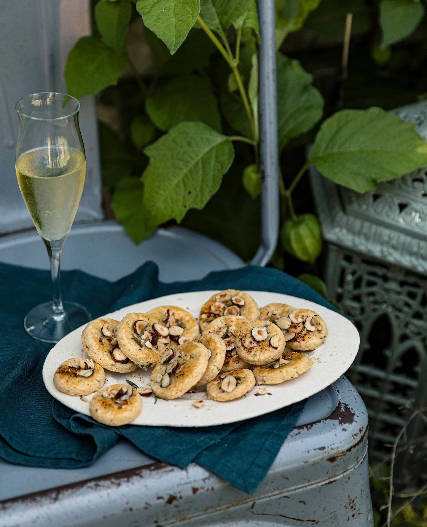 Lust auf einen franz&ouml;sischen ap&eacute;ro? In unserem neuen Buch &raquo;Meine gr&uuml;ne franz&ouml;sische Bistro-K&uuml;che&laquo; gibt's unkomplizierte Rezepte, die zum geselligen Aperitif passen. ⁠In wenigen Tagen kannst du durch unsere neue,