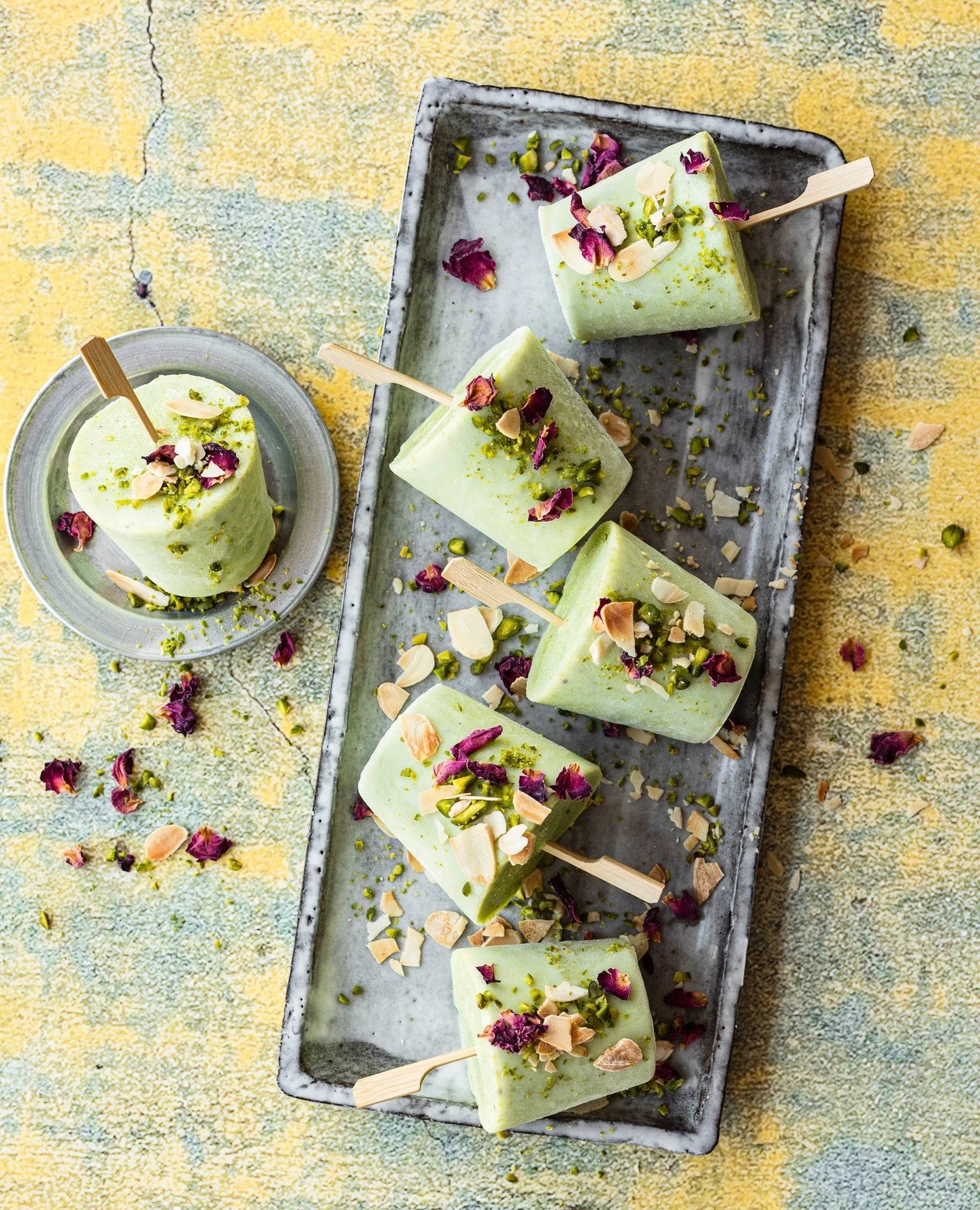 .⁠... und gleich noch was S&uuml;&szlig;es! Pistazien-Limetten-Kulfi! Kulfi ist eine Eiscreme ohne Ei, so trotzt es auch der Hitze Indiens. Traditionell wird f&uuml;r Kulfi Milch lange eingekocht, bis sie dicklich ist. F&uuml;r meine schnelle Variant
