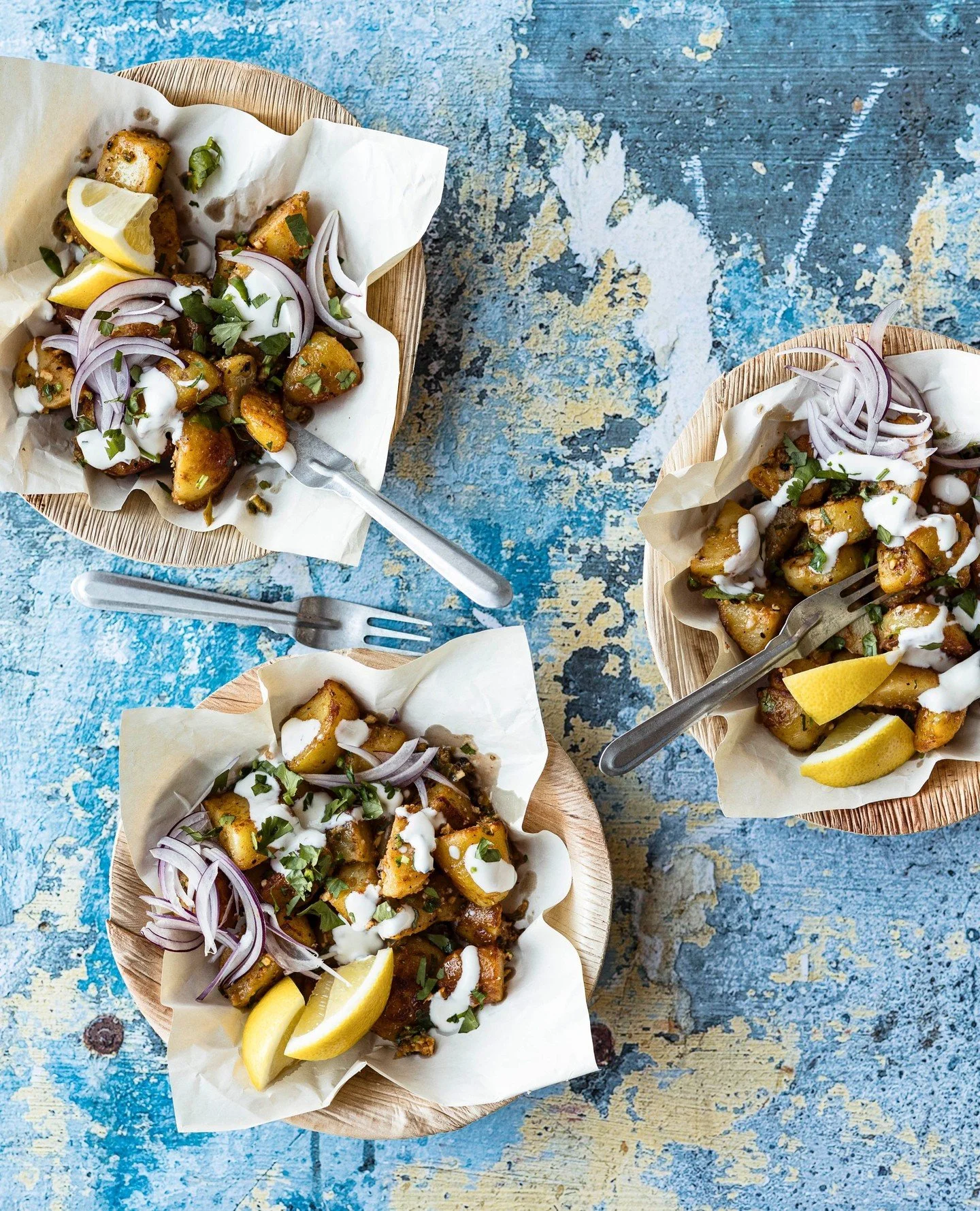 Aloo Chaat ist ein typisches Streetfood aus Delhi - und der Beweis, dass indisches Streetfood nicht immer frittiert, aber immer gut gew&uuml;rzt ist :) Unerl&auml;sslich f&uuml;r den typischen Geschmack der Kartoffeln ist die Chaat masala-Gew&uuml;rz