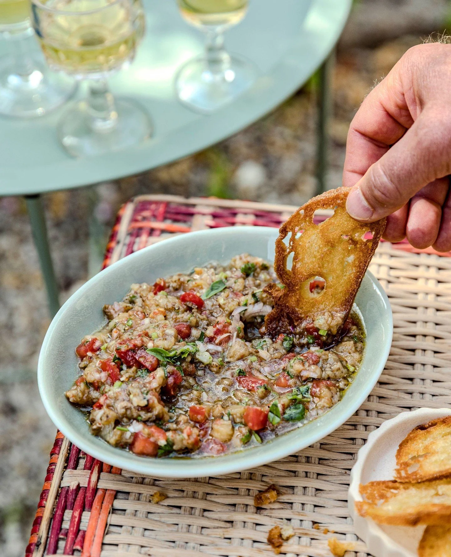 In 'Meine gr&uuml;ne franz&ouml;sische Bistro-K&uuml;che'⁠ feiern wir Frankreich und die cuisine verte, die gr&uuml;ne K&uuml;che. Wir starten mit Kleinigkeiten zum Aperitif, kochen uns durch alle Jahreszeiten und unternehmen Ausfl&uuml;ge in die Bre