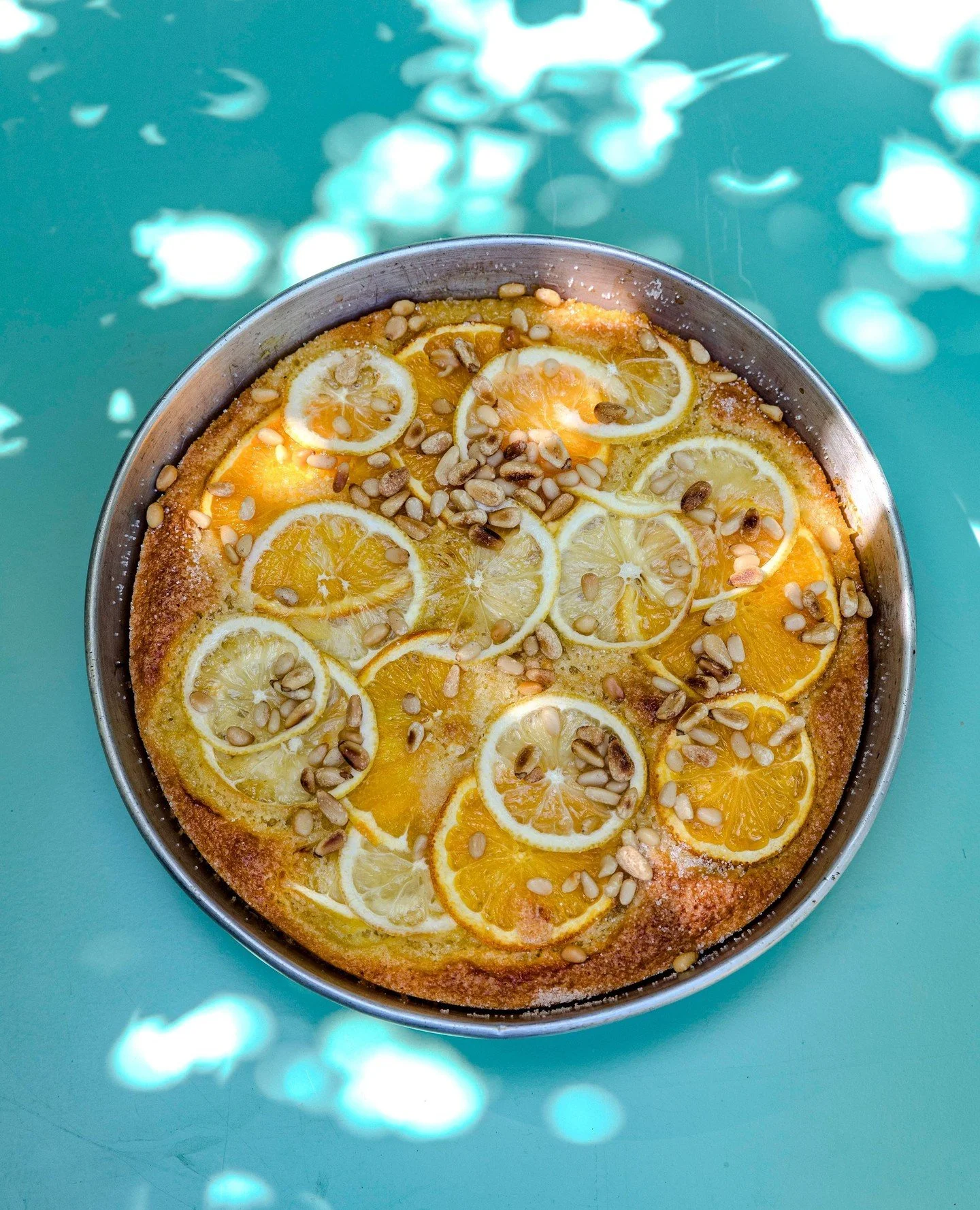 ⁠Saftig und mit intensivem Zitrusduft: So ist mir der Kuchen in Erinnerung geblieben, den ich bei meinem letzten Besuch in Marseille zum Nachtisch serviert bekommen habe. Dazu gab&rsquo;s, wie kann&rsquo;s auch anders sein, einen (h&ouml;llisch s&uum