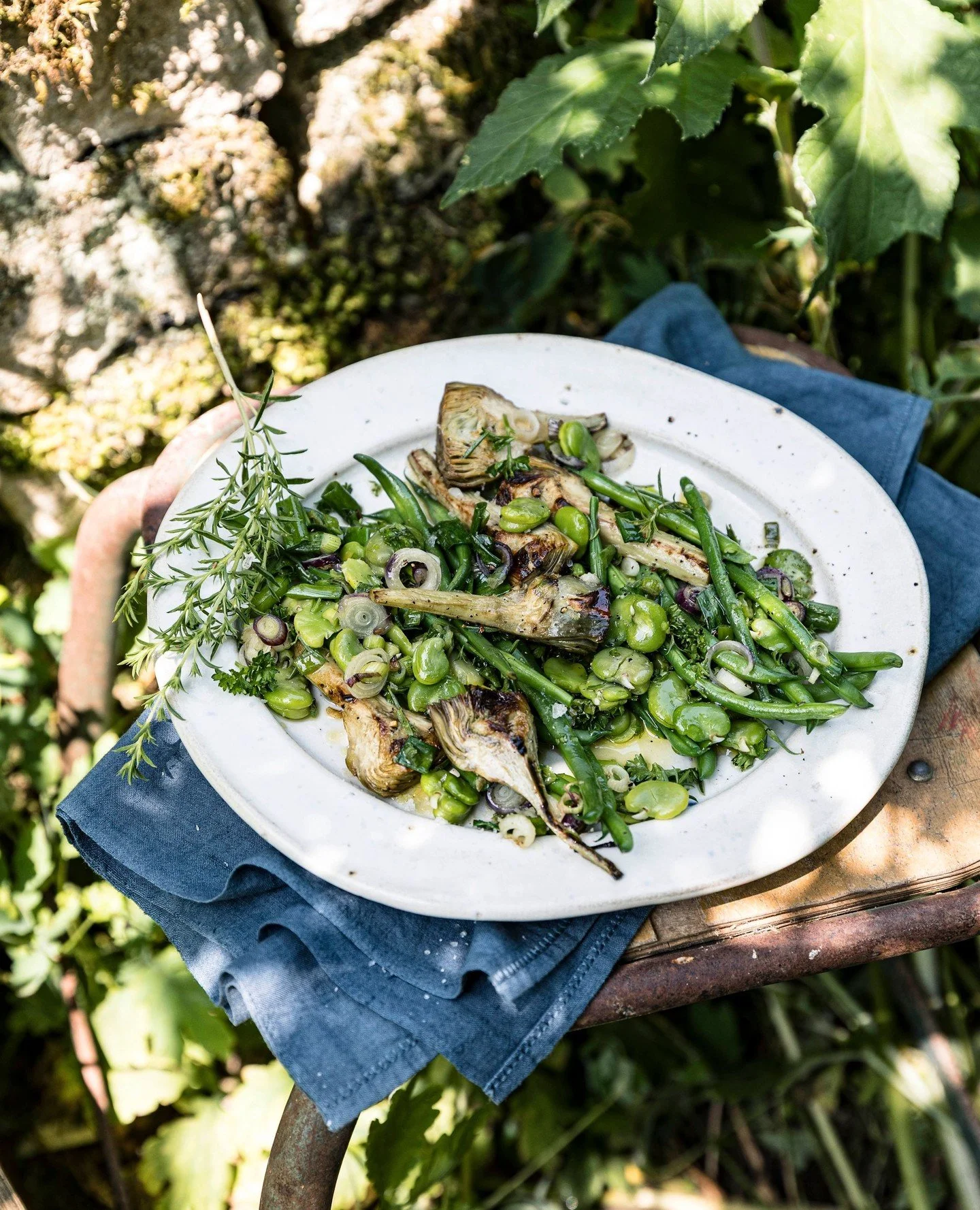 Ein kleiner Vorgeschmack auf den Sommer, wenn Artischocken und Bohnen zur gleichen Zeit Saison haben und sie zusammen einen so k&ouml;stlichen Salat ergeben! Das Rezept f&uuml;r diesen sommerlichen gr&uuml;nen Salat gibt's in unserem neuen Buch &raqu