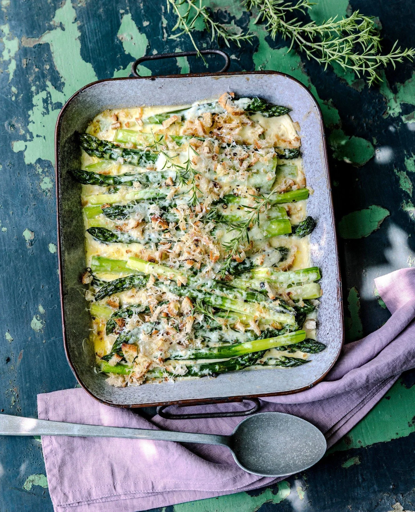 ⁠Spargel satt: Dieses ganz einfache gr&uuml;ne Spargelgratin schmeckt solo, du kannst es auch zu Fisch oder Fleisch aus Pfanne oder vom Grill reichen. Frisch serviert aus unserem druckfrischen Buch &raquo;Meine gr&uuml;ne franz&ouml;sische Bistro-K&u