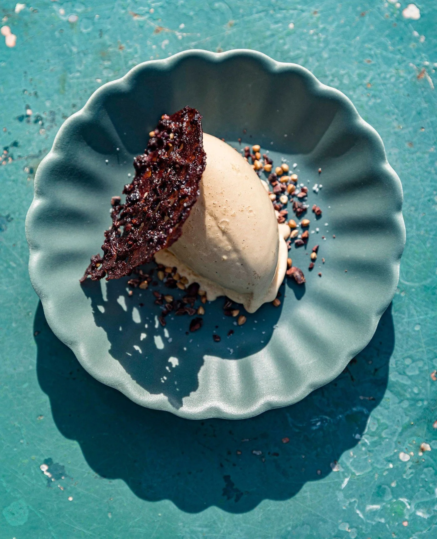 Salzkaramelleis z&auml;hlt zu meinen Lieblings-Eissorten, nat&uuml;rlich dann, wenn es handwerklich und aus hochwertigen Zutaten hergestellt ist. Da darf das fleur de sel de Gu&eacute;rande nicht fehlen. Als Kontrast zum cremigen Eis backe ich extra-