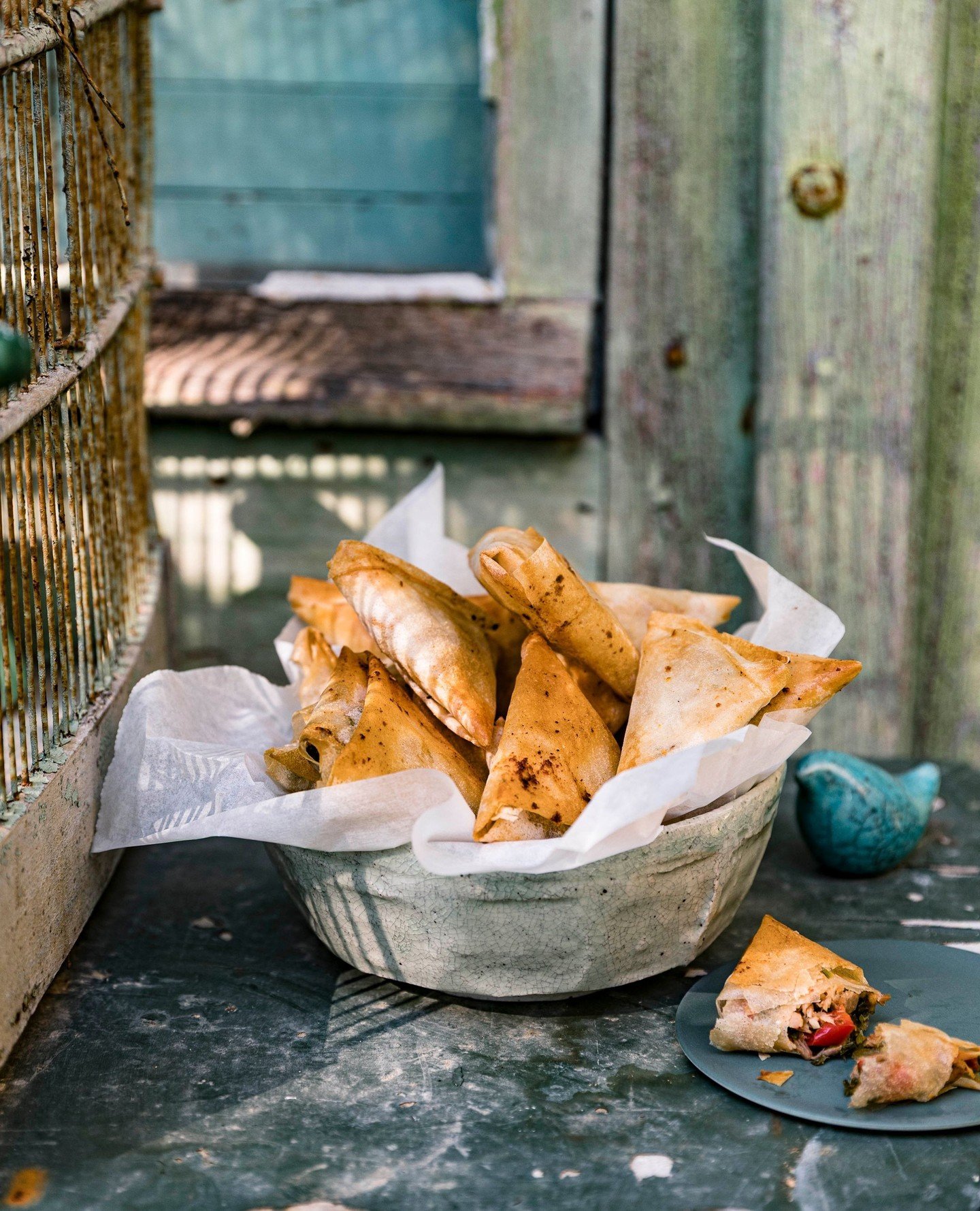 Teigtaschen sind in vielen L&auml;ndern beliebt, so auch in Tunesien &ndash; hier gibt&rsquo;s Brick tunisienne. Ich f&uuml;lle die d&uuml;nnen Teigbl&auml;tter mit einer gut gew&uuml;rzten Thunfisch-Paprika-F&uuml;llung, als vegetarische F&uuml;llun