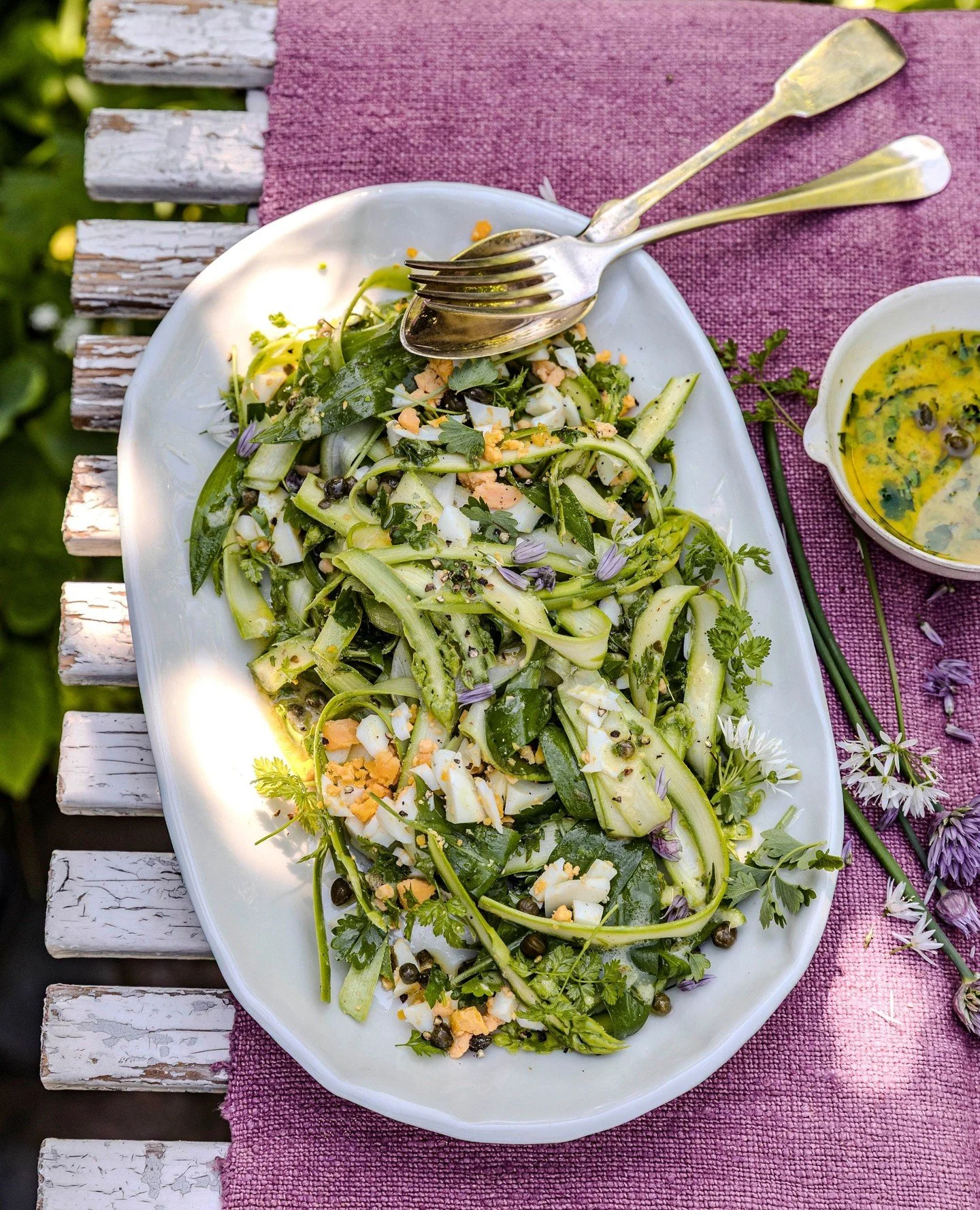 Asperges &agrave; la vinaigrette ist eine klassische franz&ouml;sische Vorspeise, traditionell wird sie mit gekochten (wei&szlig;en) Spargelstangen zubereitet. In meiner knackigen Version bleibt der (gr&uuml;ne) Spargel roh. Das gehackte Ei ist f&uum