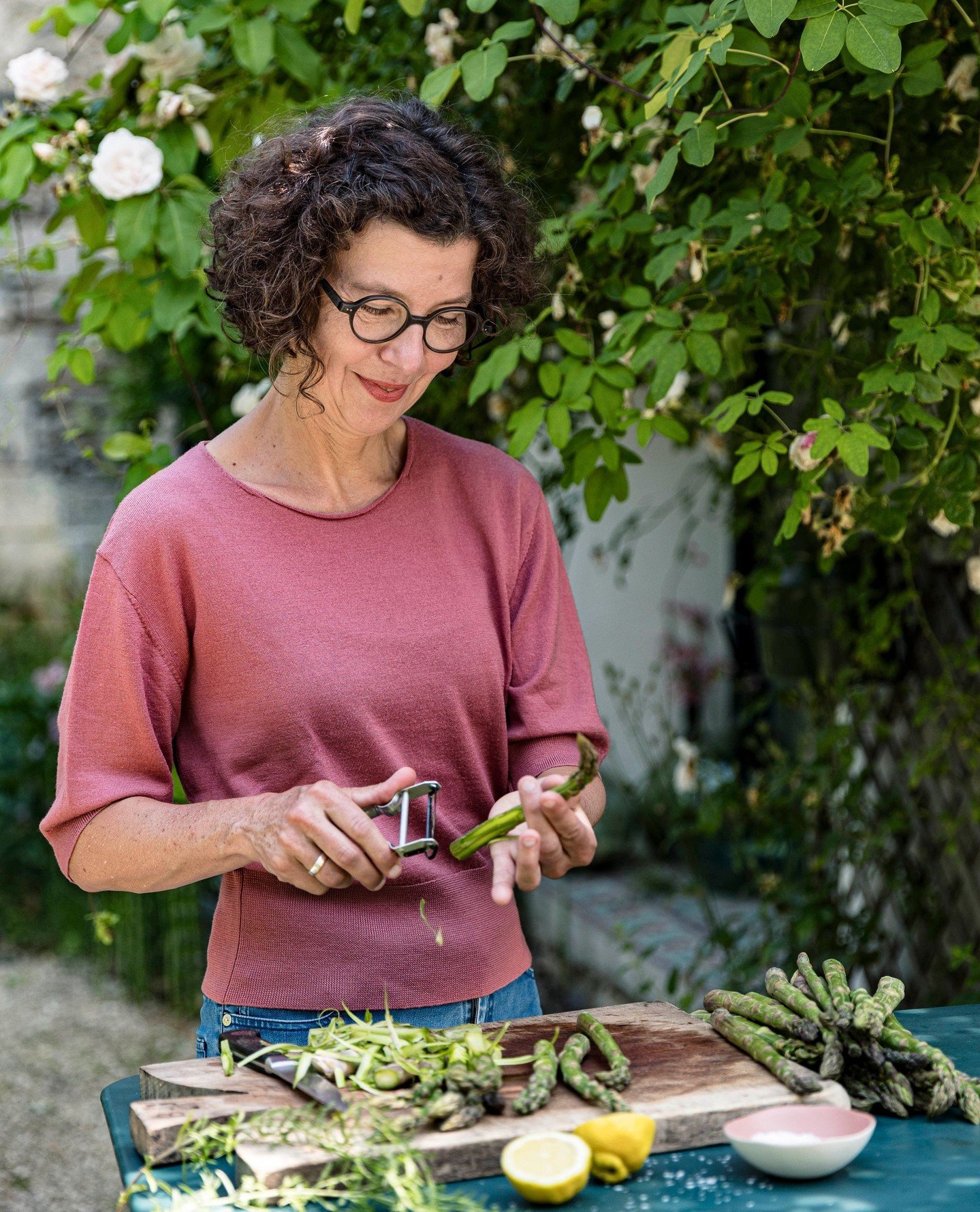 Spargel sch&auml;le ich am liebsten im Freien, auf unserer Terrasse. Oder in Frankreich, wie hier. Wobei du gr&uuml;nen Spargel - wenn &uuml;berhaupt - nur im unteren Drittel zu sch&auml;len brauchst. Wenn er knackfrisch ist (und das sollte er sein),