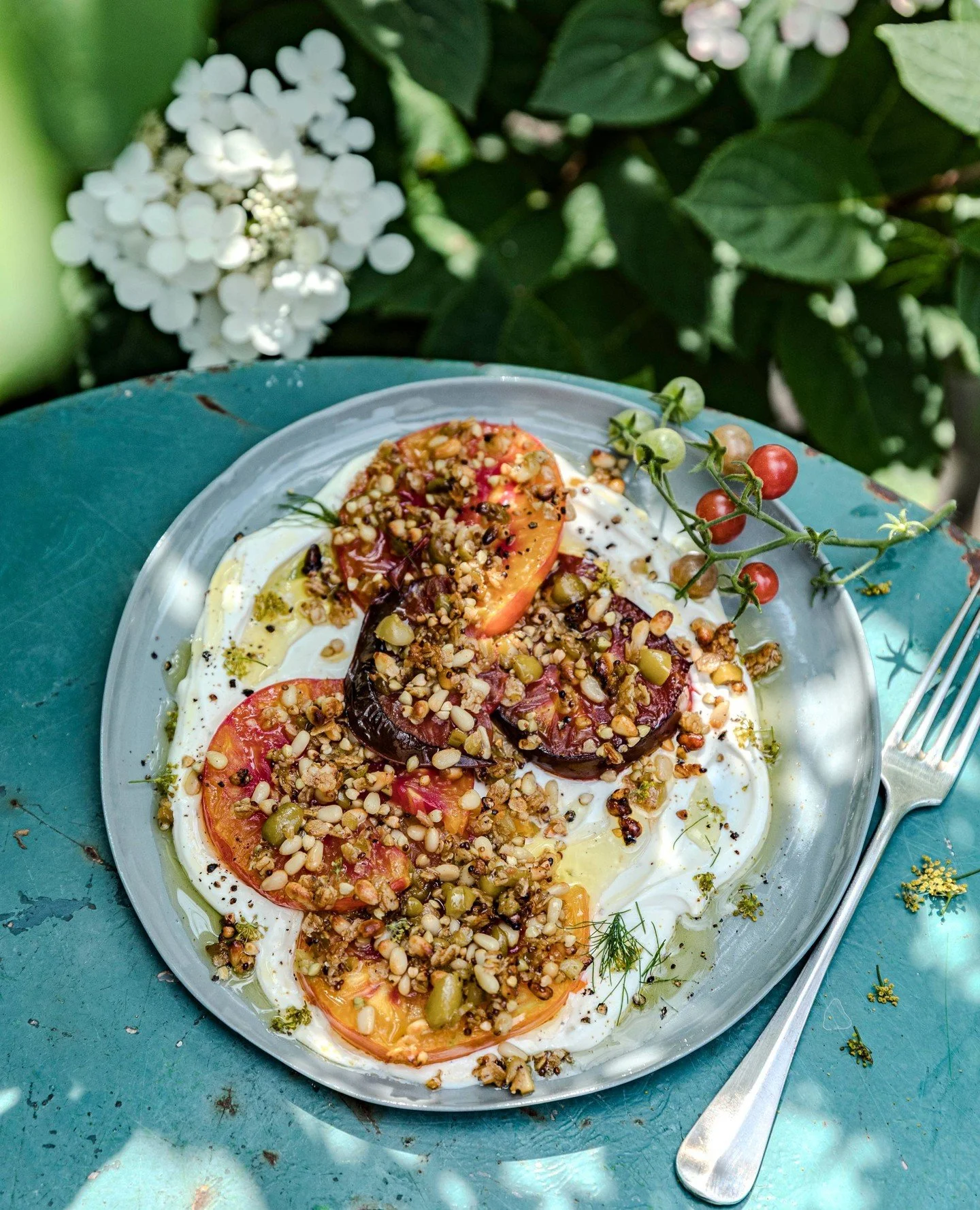 W&auml;hrend einer Reise auf die Halbinsel Gu&eacute;rande habe ich in einem bezaubernden kleinen Restaurant eine Vorspeise aus Tomaten gegessen, die mit knusprigen, buttrigen Br&ouml;seln &uuml;berbacken waren. Die Idee f&uuml;r einen Tomatencrumble