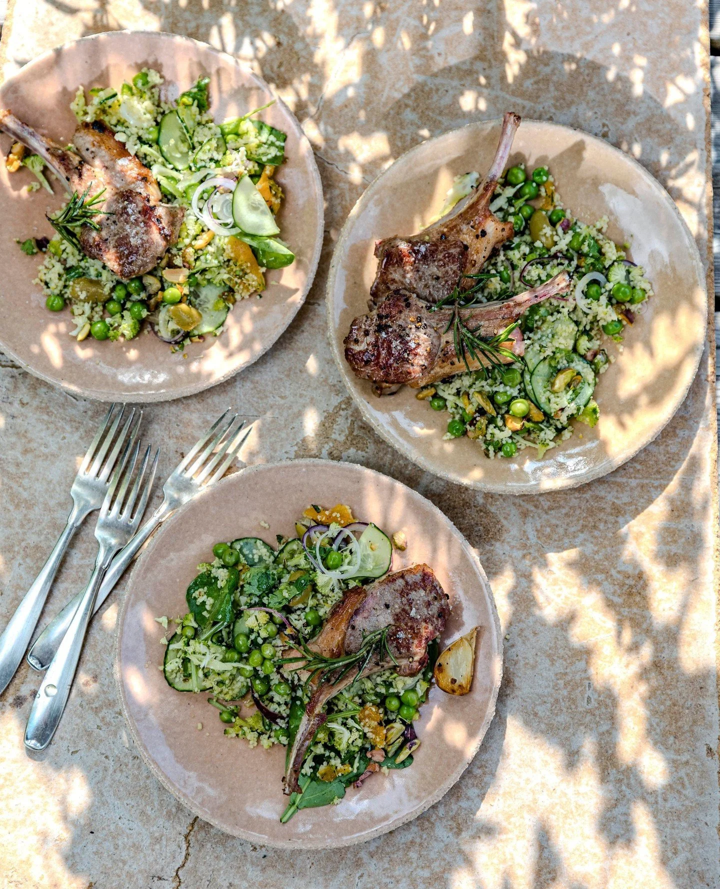 Meinen ersten Couscoussalat habe ich als Kind in der Provence gegessen. Couscous, das klang damals richtig exotisch, nach ganz weit weg, und irgendwie aufregender als Nudeln. Und heute? Stehen Couscouskartons eintr&auml;chtig neben Nudelpackungen im 