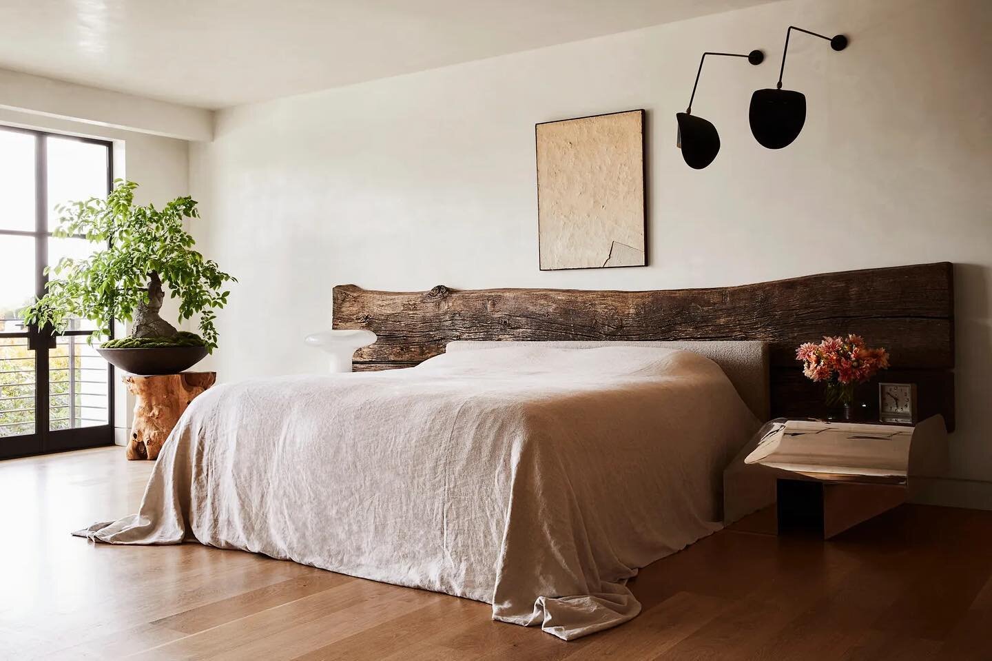 When it comes to making your bed, let&rsquo;s get back to the basics.

Design by @hallworthandheathens 
@archdigest 

#monasticbedroom #minimalistbedroomdesign #archdigest #colinking #interiorstyling #organicinteriors #simple #bedroomdesign #design #