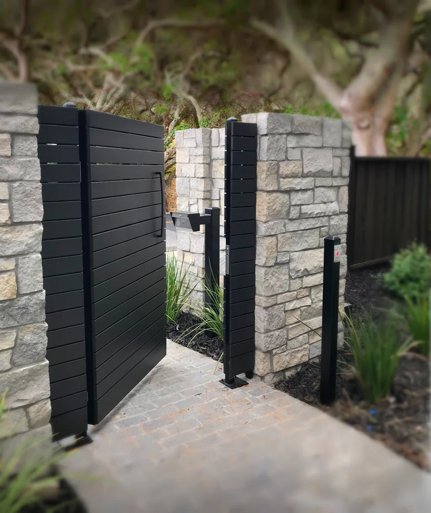 PEDESTRIAN GATE MATCHES DRIVEWAY GATE