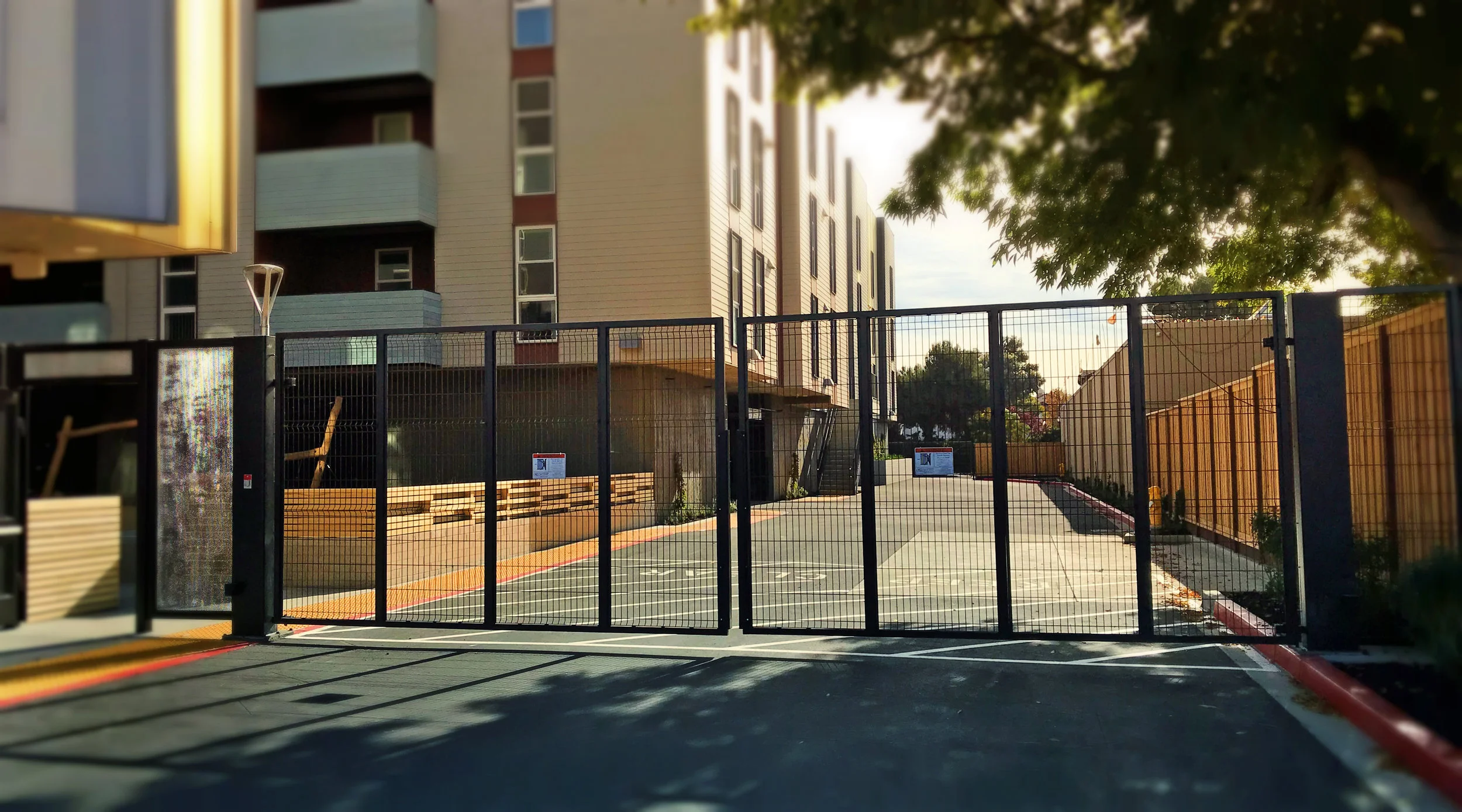 FOLDING PANEL GATE WITH MODEL 3 TOWERS