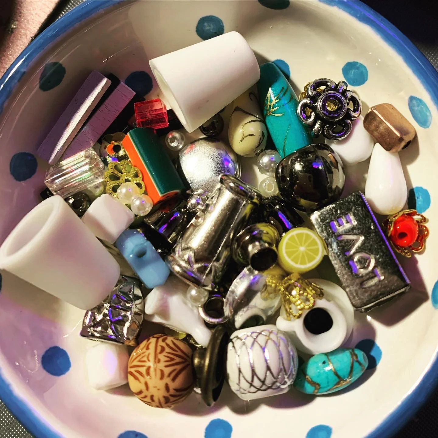 Just a random assortment of beads, aglets, domes and sequins that will turn into fruits, vases, bowls, pots and other homewares. I do love the imagination used here to repurpose these little items 🪴