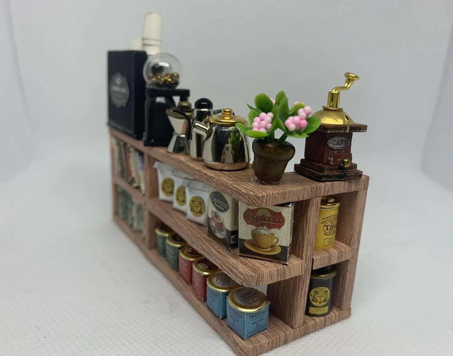 More detailed pics from the cafe - spot a plant 🪴 not behaving in the time-lapse vid 😅 

#tiny #craft #makingstuff #tinythingsmakemehappy  #mini #miniature #diy #project #february