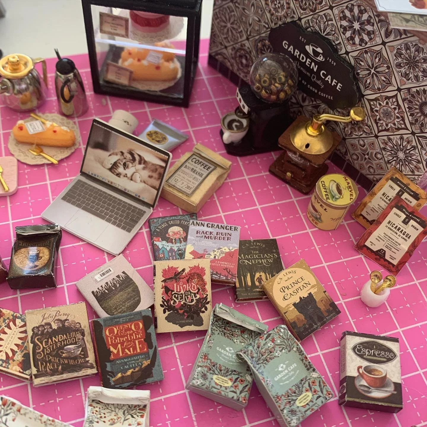 Bits and pieces ! ☕️🧁🍰🥮🫖

#mini #miniature #tiny #tinythings #tinythingsmakemehappy #coffeehouse #tearoom #cake #cute