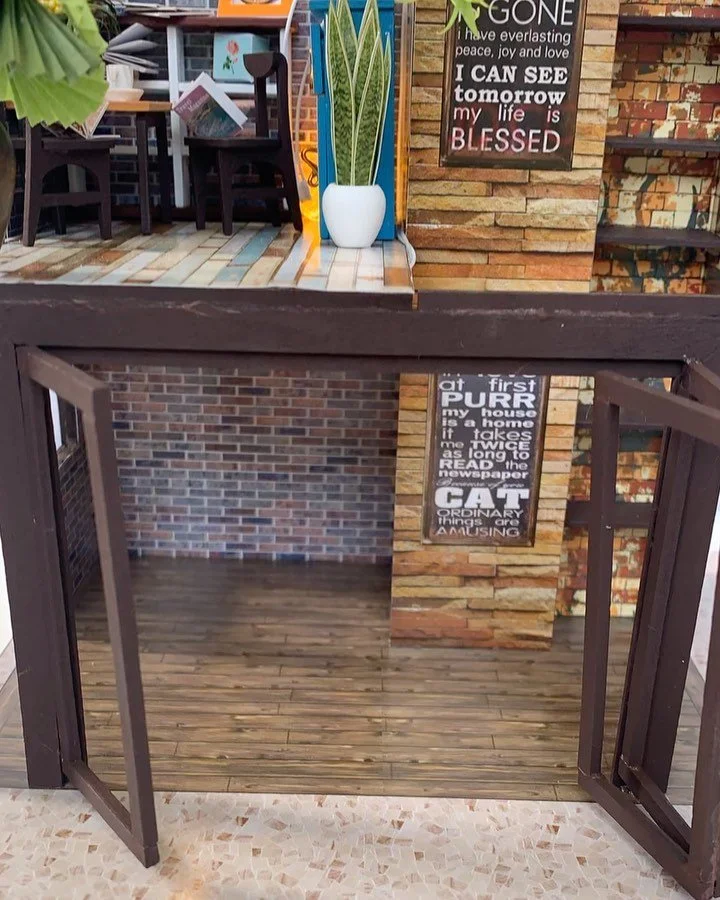 And we&rsquo;re done! This little coffee shop was a bit harder than I thought it was going to be 😅 but glad I persevered and finished it. Now onto the next 😬 

#tiny #tinythingsmakemehappy #miniature #mini #coffee #plants #coffeeshop