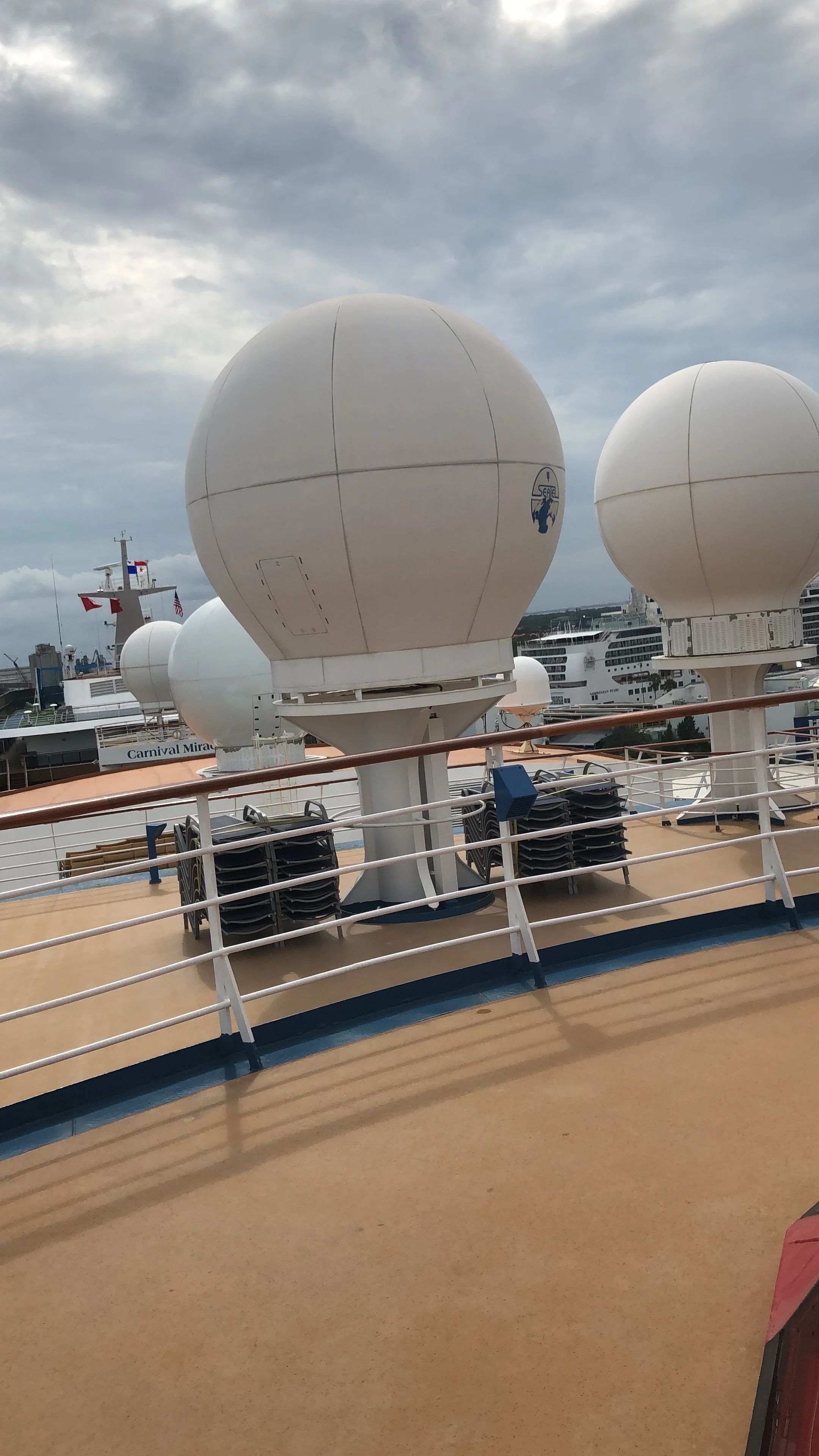 Carnival Paradise vs Carnival Miracle 