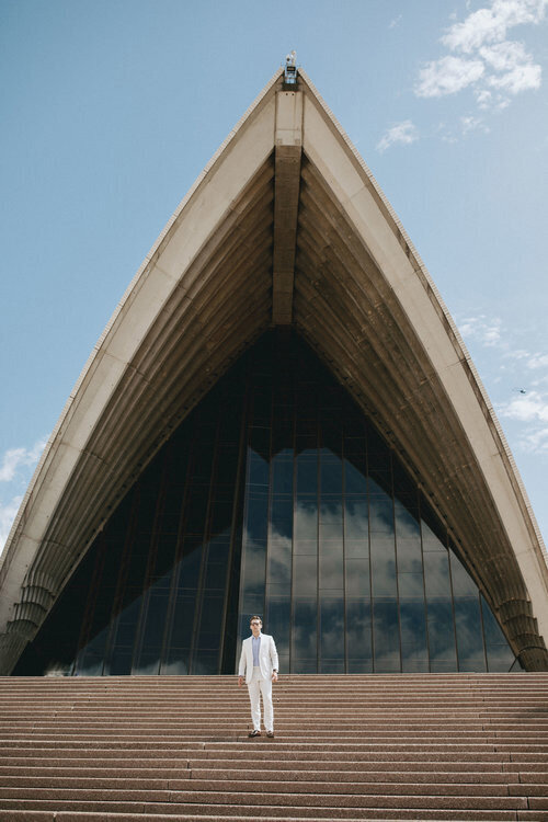 MITCHELL OGILVIE TAILORING MEN’S SUIT, SYDNEY OPERA HOUSE. HOLLAND AND SHERRY IVORY LINEN MADE-TO-MEASURE SUIT. 