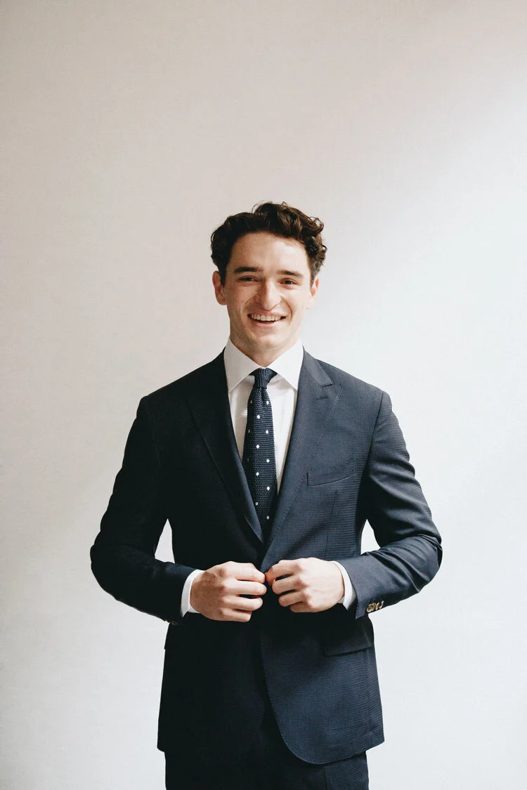  EATON COTTON TWILL BUSINESS SHIRT, WITH A MITCHELL OGILVIE MADE IN ITALY MENS SUIT. 