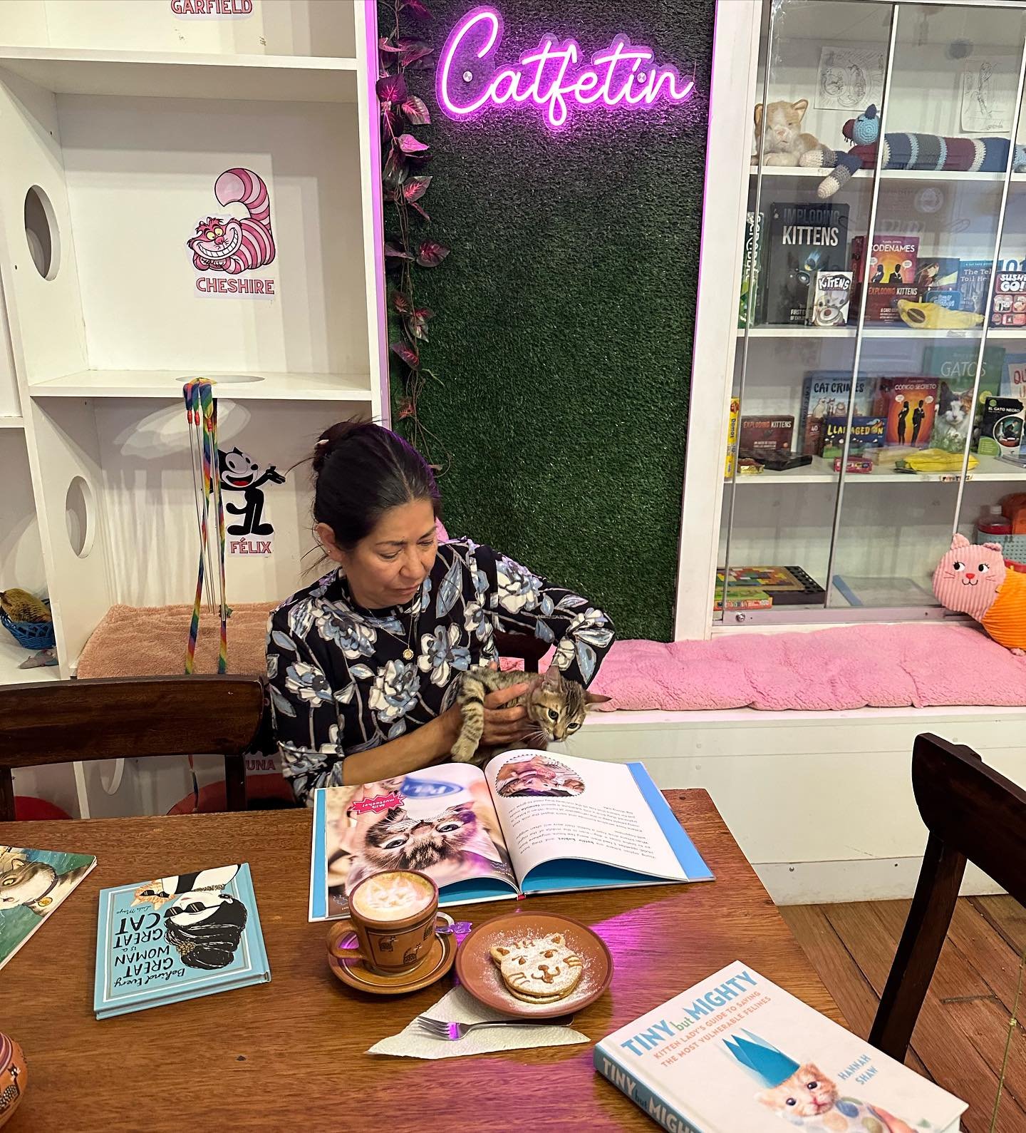 ❣️Calle Maruri 320-2do piso - Cusco 🐈🏔️

Te esperamos de Lunes a Domingos de 1pm a 8:30pm junto a los michis (todos aptos para ser adoptados), libros felinos espectaculares, juegos de mesa, p&aacute;ginas para colorear y delicias para saborear 📚😻