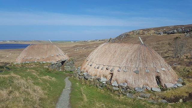 Hands up if you’re glad we don’t live like this anymore 🙌🏻 this black house village is just one of the amazing historical sites we have to offer you on our amazing islands 🧡
•
•
•
•
•
#heb360 #heb360tours
#drivingtours #hebrides #westernisles #isl