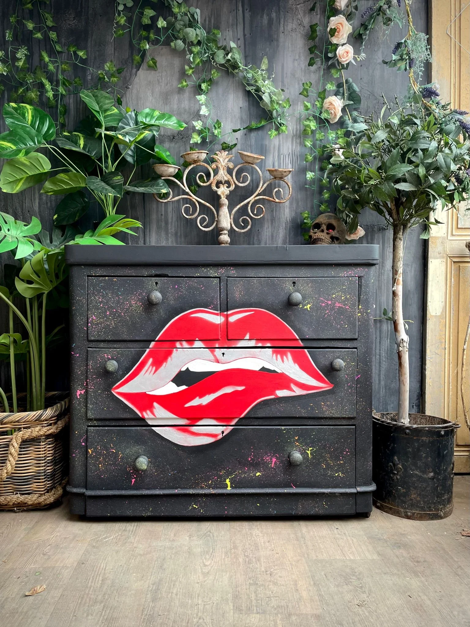 LIPS LURVE CHEST OF 4 DRAWERS GREY WITH RED LIPS EDWARDIAN