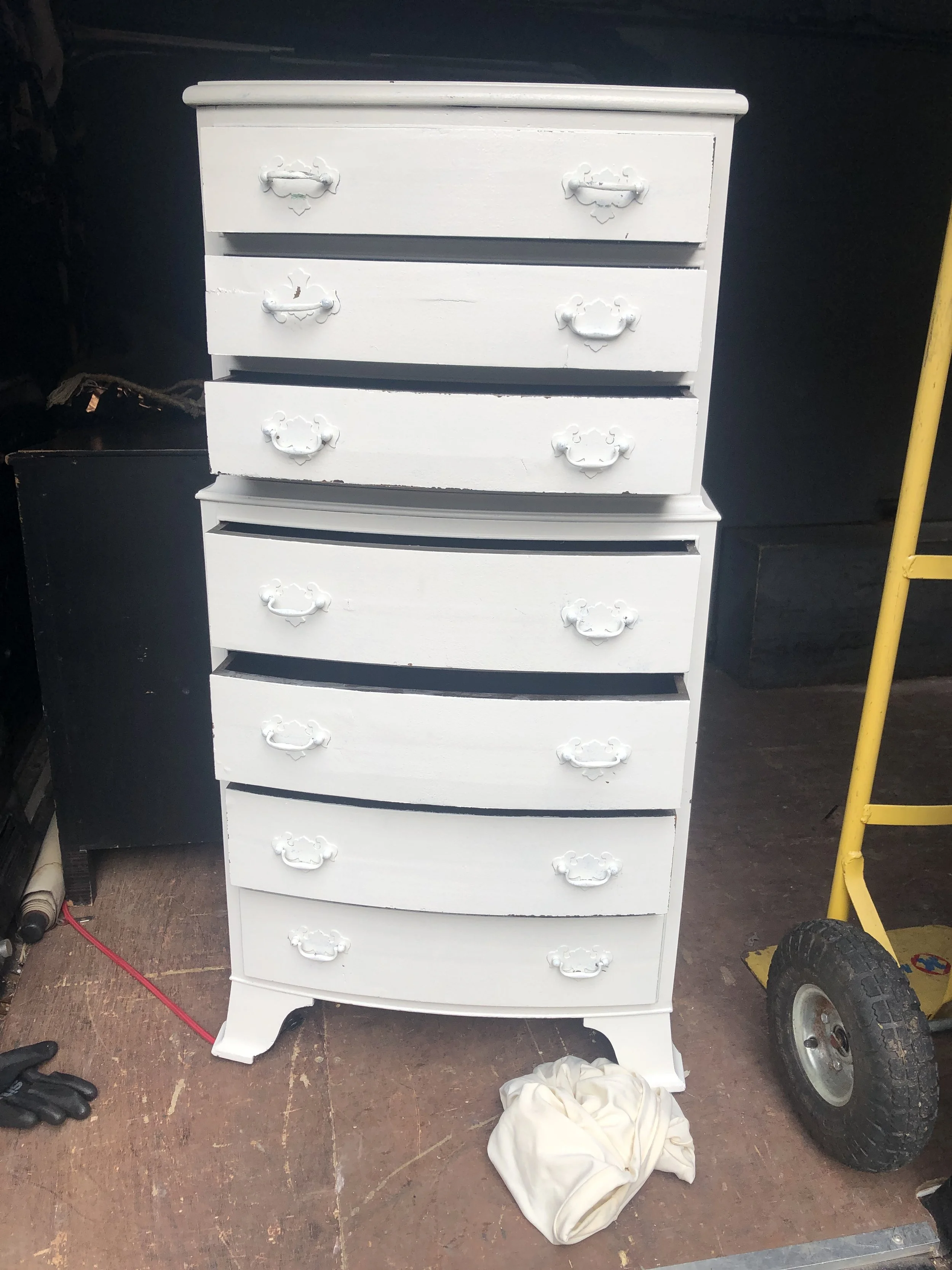 CHEST ON CHEST WHITE PAINTED CHEST OF 7 DRAWERS NARROW MAHOGANY serpentine