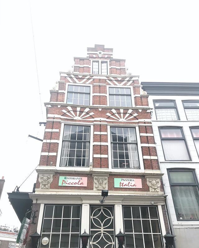 &ldquo;Wandering&rdquo; in eigen land.
Gosh ik vind voor het eerst ergens zijn en een stad verkennen toch wel echt het allerleukste wat er is.
.
Dordrecht staat vol met dit soort prachtige panden met trapgevels.
Zo fotogeniek.
.
Wat vind jij het alle