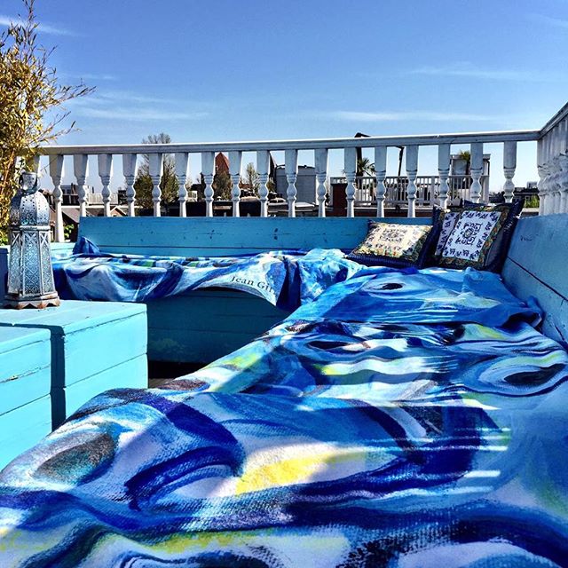 In dire need of some sunny lounging  and a good dose of rooftop terrace fun. &bull;
&bull;
&bull;
&bull;
&bull;
&bull; #ialdesign #blue #beachtowel #party #rooftop #partydecorations #interiordesign #interiordesigner #interiordecorating #interior #bea