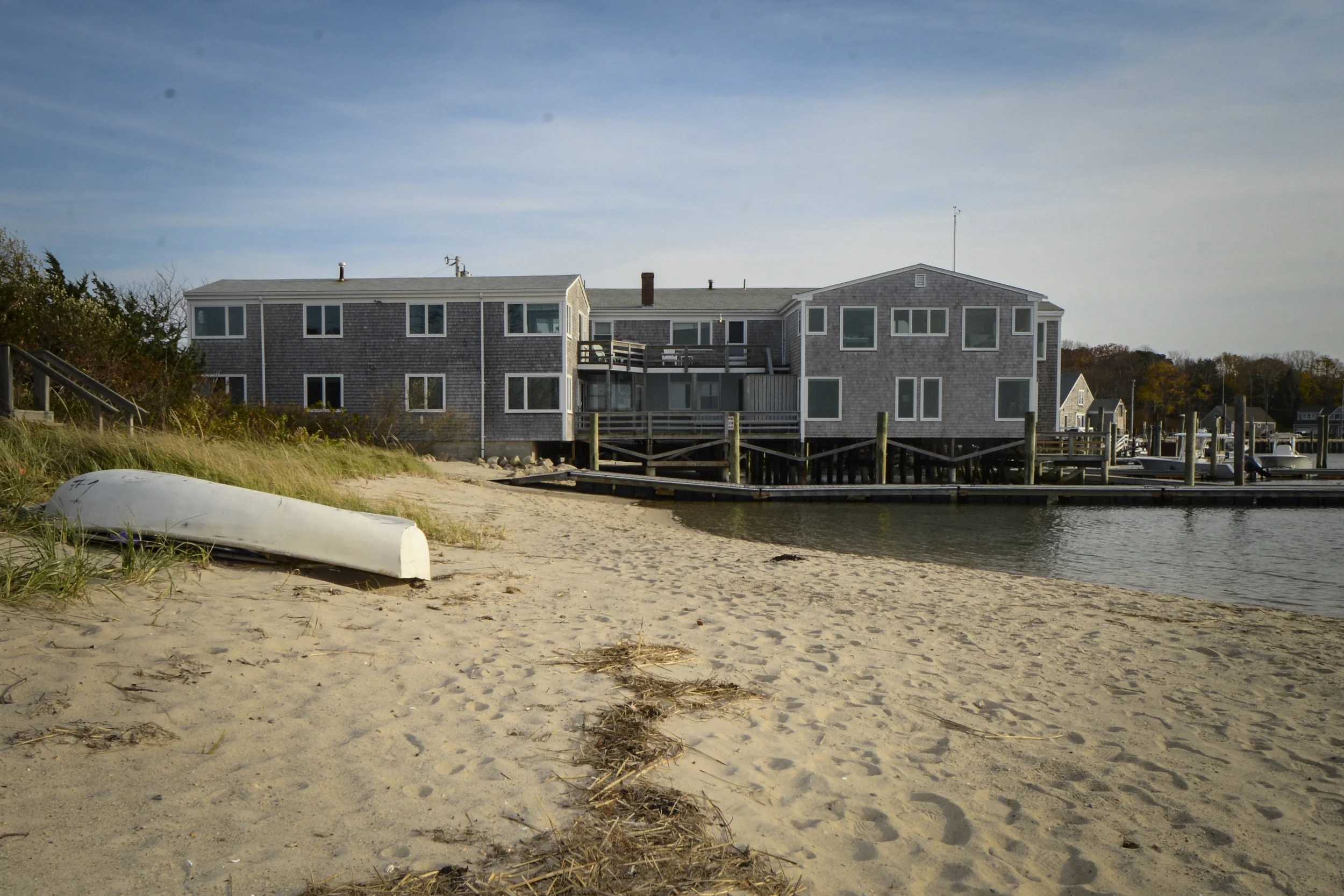 Side with boat and docks.jpg