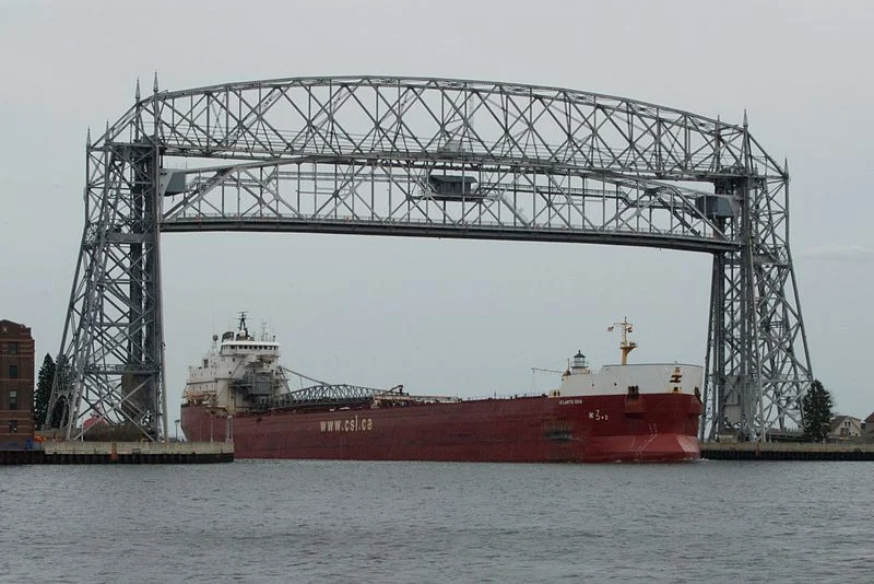 800px-MV_Atlantic_Erie_enters_the_Duluth_Harbor_und_the_Aerial_Lift_Bridge.jpg