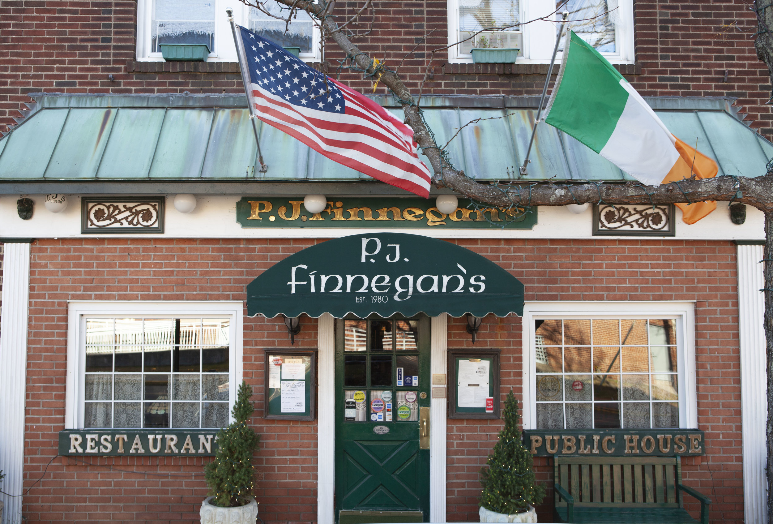 Finnegan's-pub-bar-food-beer.jpg