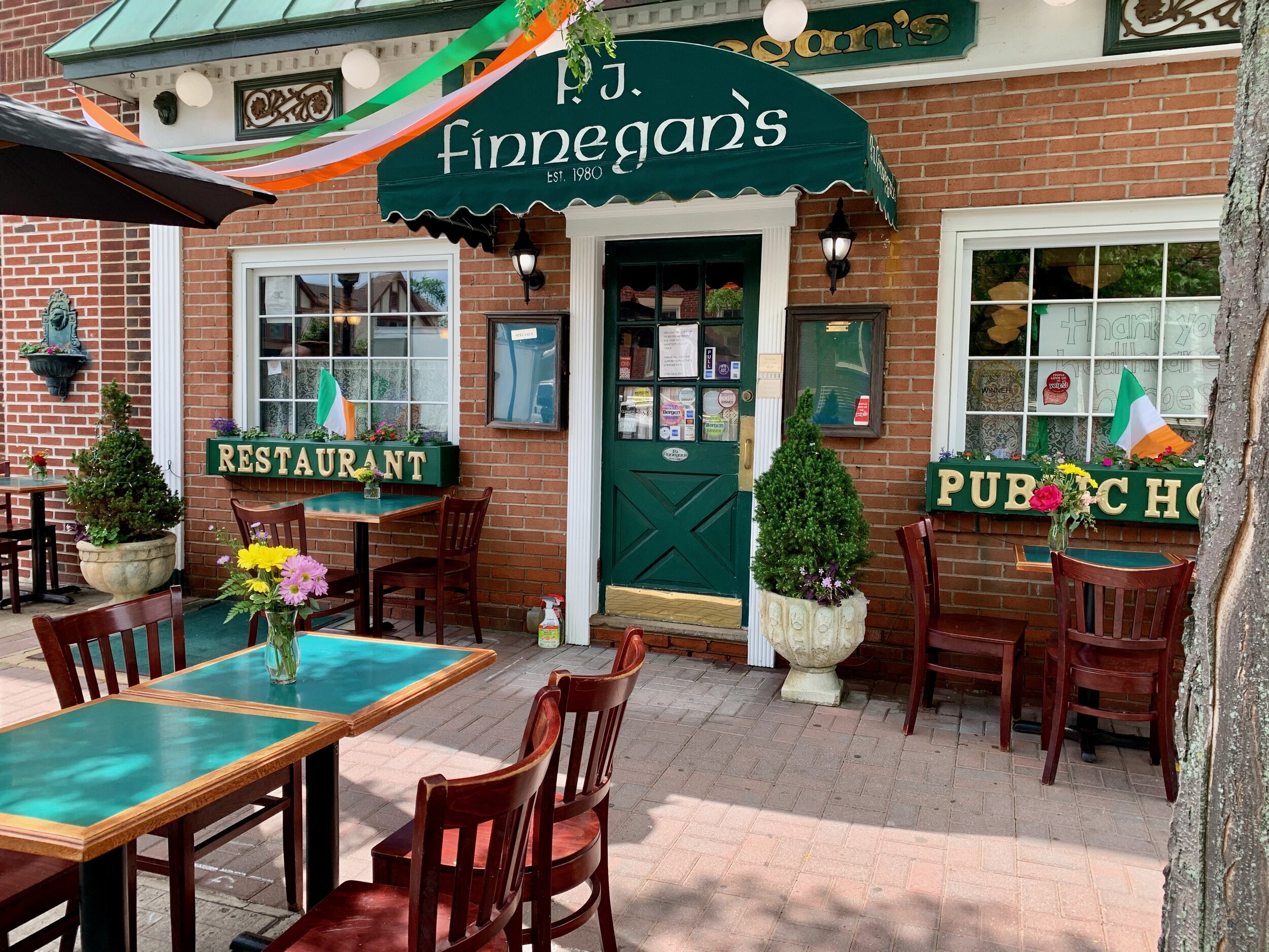 Outdoor-Dining-PJ-Finnegans-Pub-Bar-Restaurant-Guinness-Beer-Wine-Cocktails.jpeg