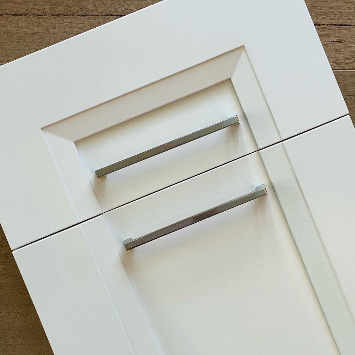 Have you seen split rail doors and drawers for cabinetry? These take designing kitchens to a whole new level!  Vertical or horizontal applications! 
#creativedesign 
#splitrail 
#customcabinetry 
#dreamit 
#uniquedesigns 
#customcabinets 
@dutchmadei