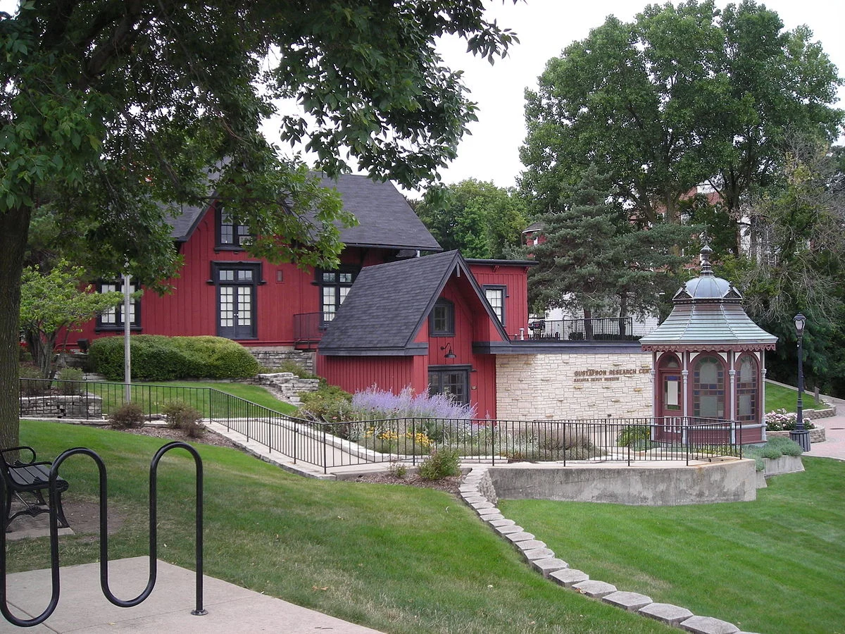 Quincy_Railroad_Depot_(Batavia,_IL)_04.JPG