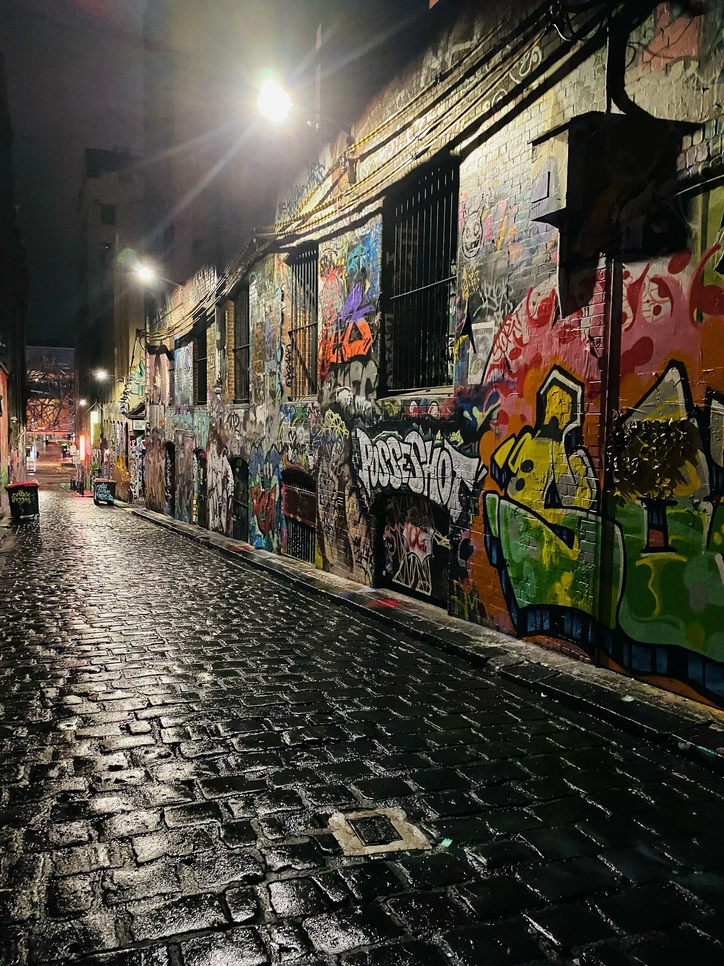 And …. #justlikethat …. The sprinkle of rain lands to give @deeluxetravels the opportunity to capture #melbourneart and #reflections ….. ๐๐๐
#morethanperfect 
#visitmelbourne 
#travelmore 
#domore