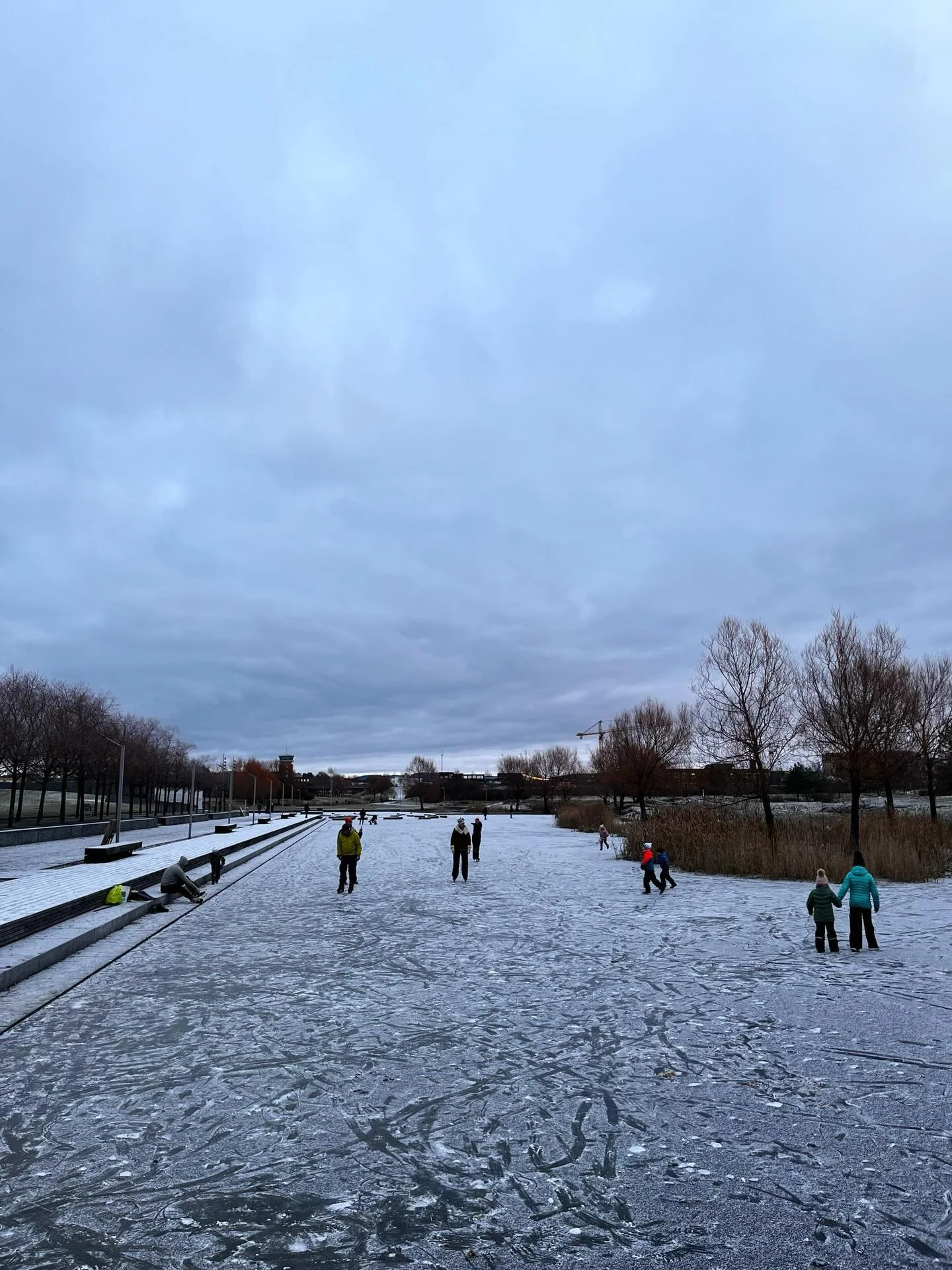 S&oslash;ndag 11. januar kl. 1300 &aring;pner Nansenspeilet ved Festplassen offisielt for sm&aring; og store sk&oslash;ytel&oslash;pere. Vi byr p&aring; en liten kunstl&oslash;poppvisning, en rinkbandykamp, presentasjon av &laquo;vinnerutkastene&raqu