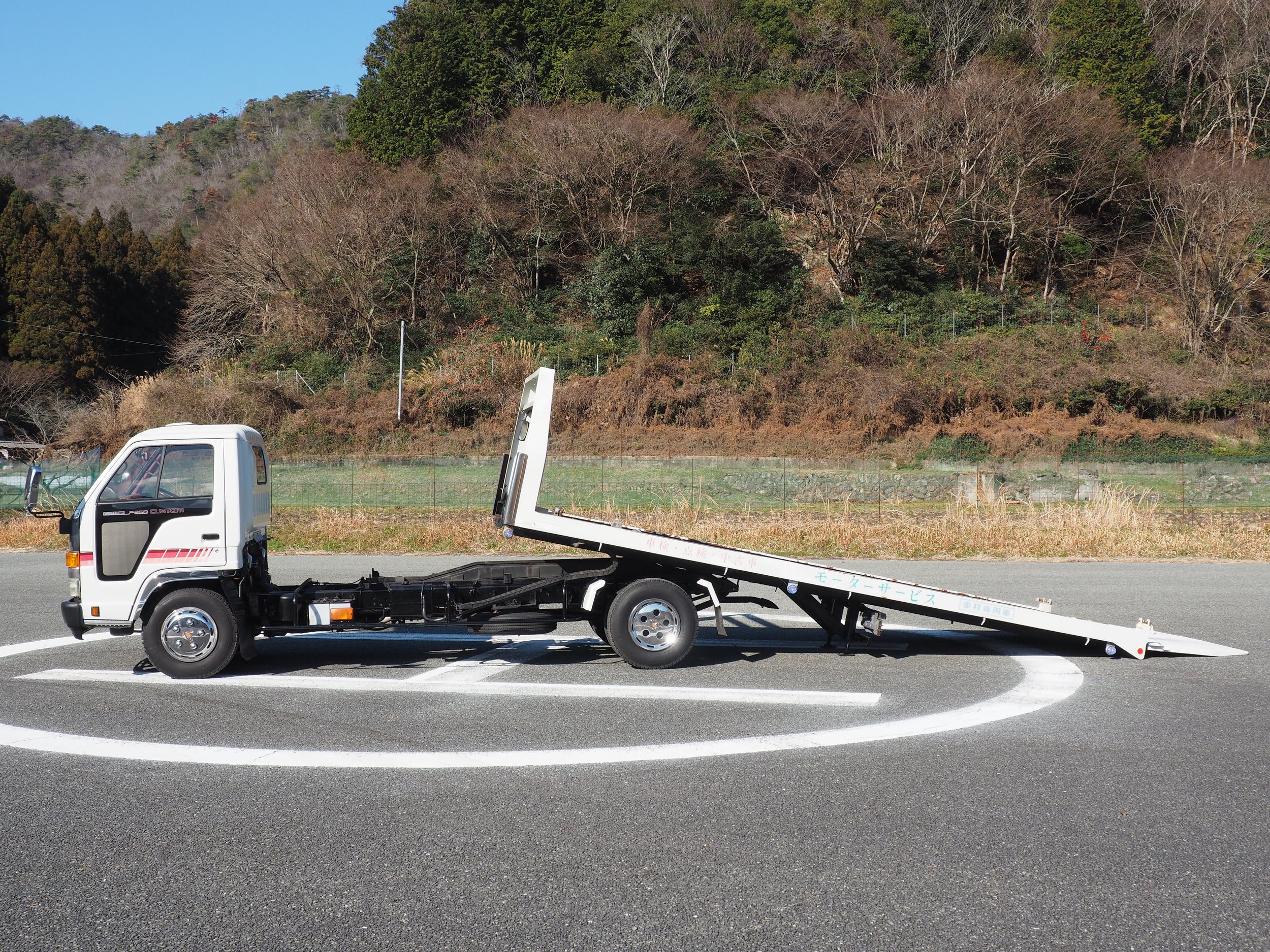 Isuzu Elf 250 Custom Vehicle Loader