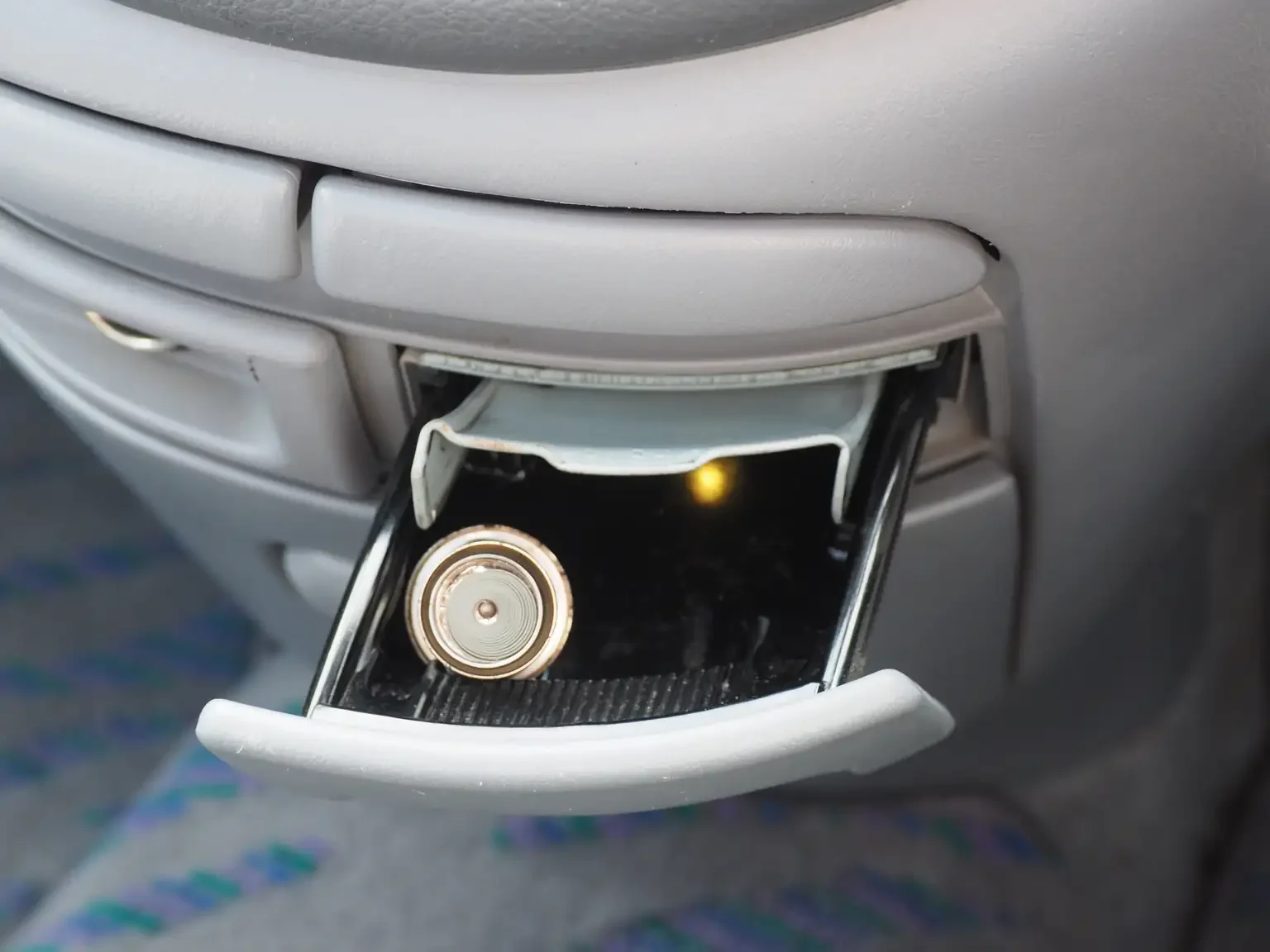 Interior shot rubbish try and cigarette lighter in unused condition in non smoking 2001 Toyota Estima Aeras L JDM export inventory for sale in Kobe