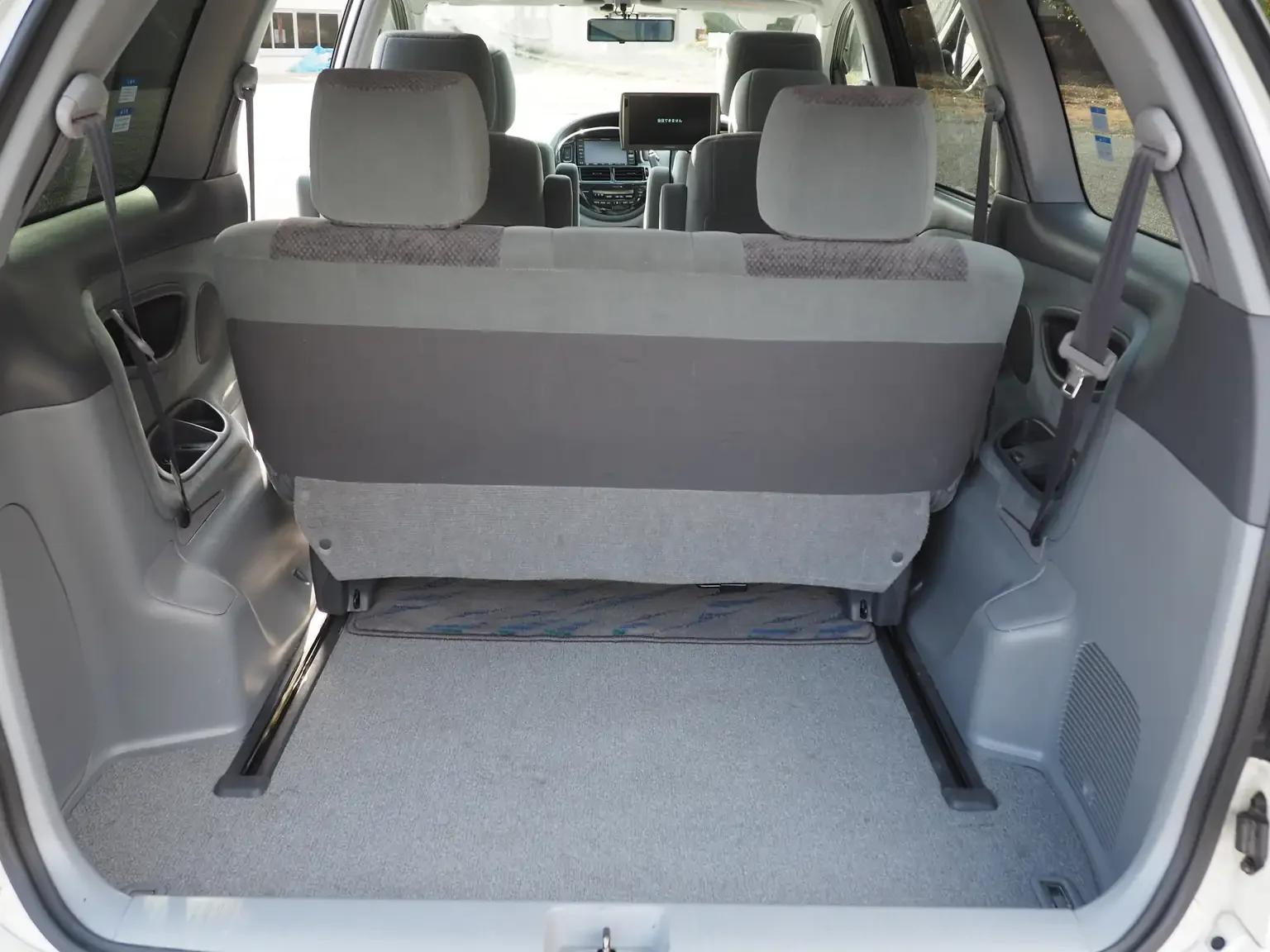 Interior shot rear luggage room space 2001 Toyota Estima Aeras L JDM export inventory for sale in Kobe