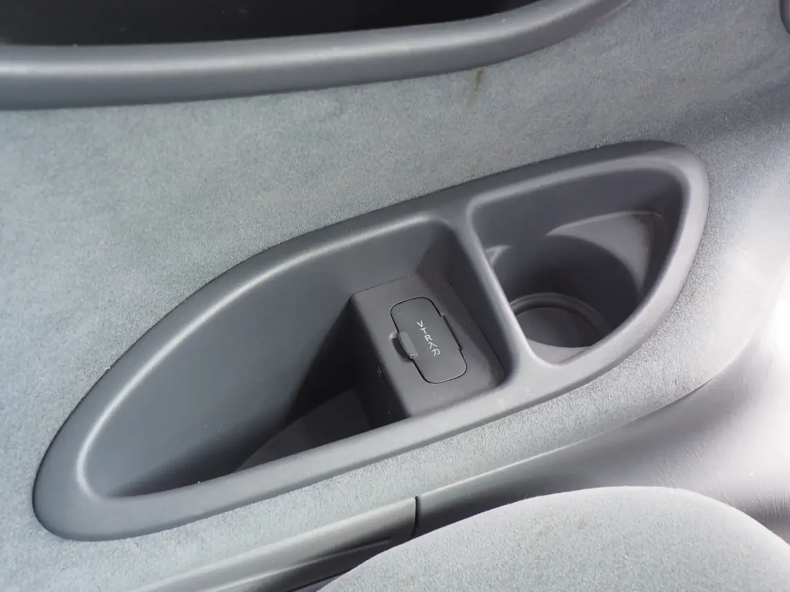 Interior shot vtr input plug 2001 Toyota Estima Aeras L Japan export inventory for sale