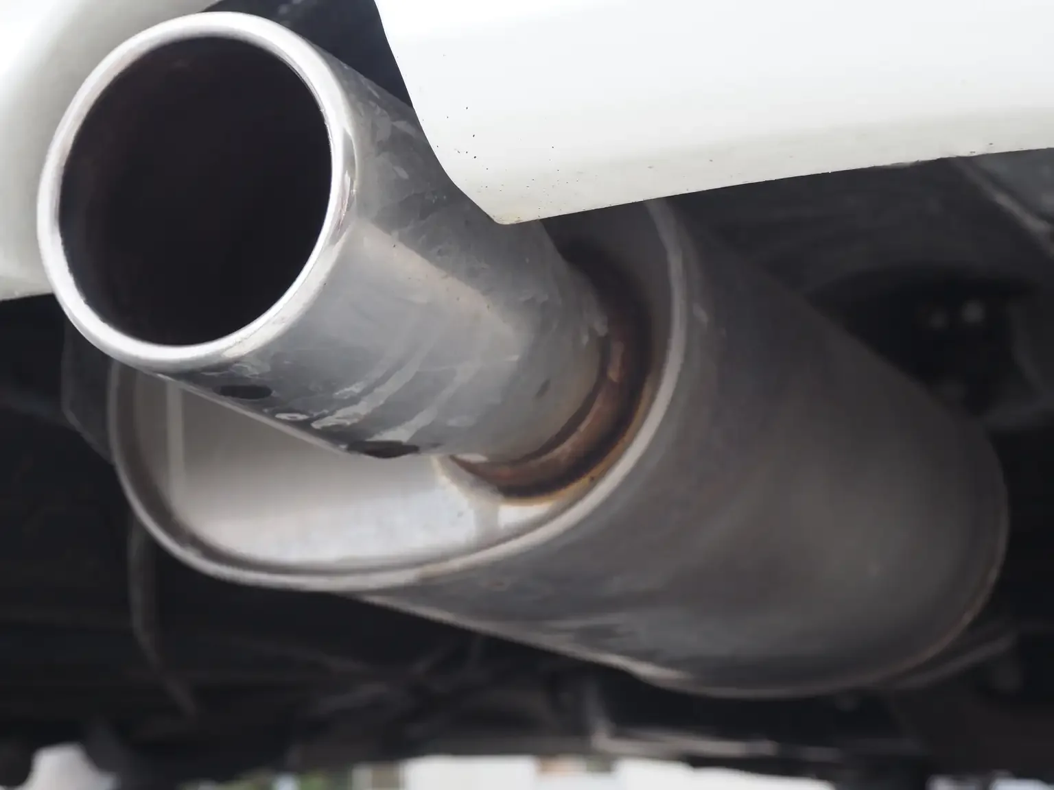 exterior shot aftermarket stainless steel muffler 2001 Toyota Estima Aeras L Japan export inventory for sale