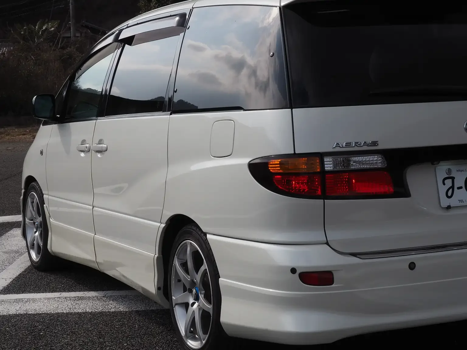 passengers side view of side panels on 2001 Toyota Estima Aeras L showing dents free body Japan export inventory for sale
