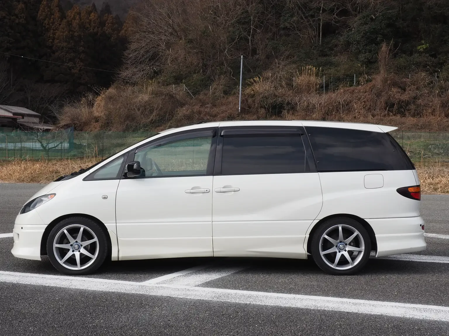 exterior side view of pearl white 2001 Toyota Estima Aeras L showing no dents Japan export inventory for sale