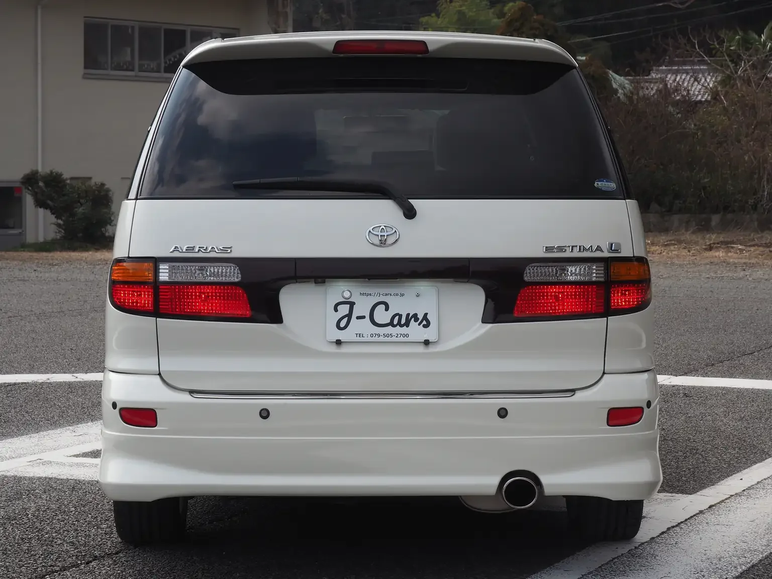 Rear view of a 2001 Toyota Estima Aeras L in Pearl white for sale for export in Japan